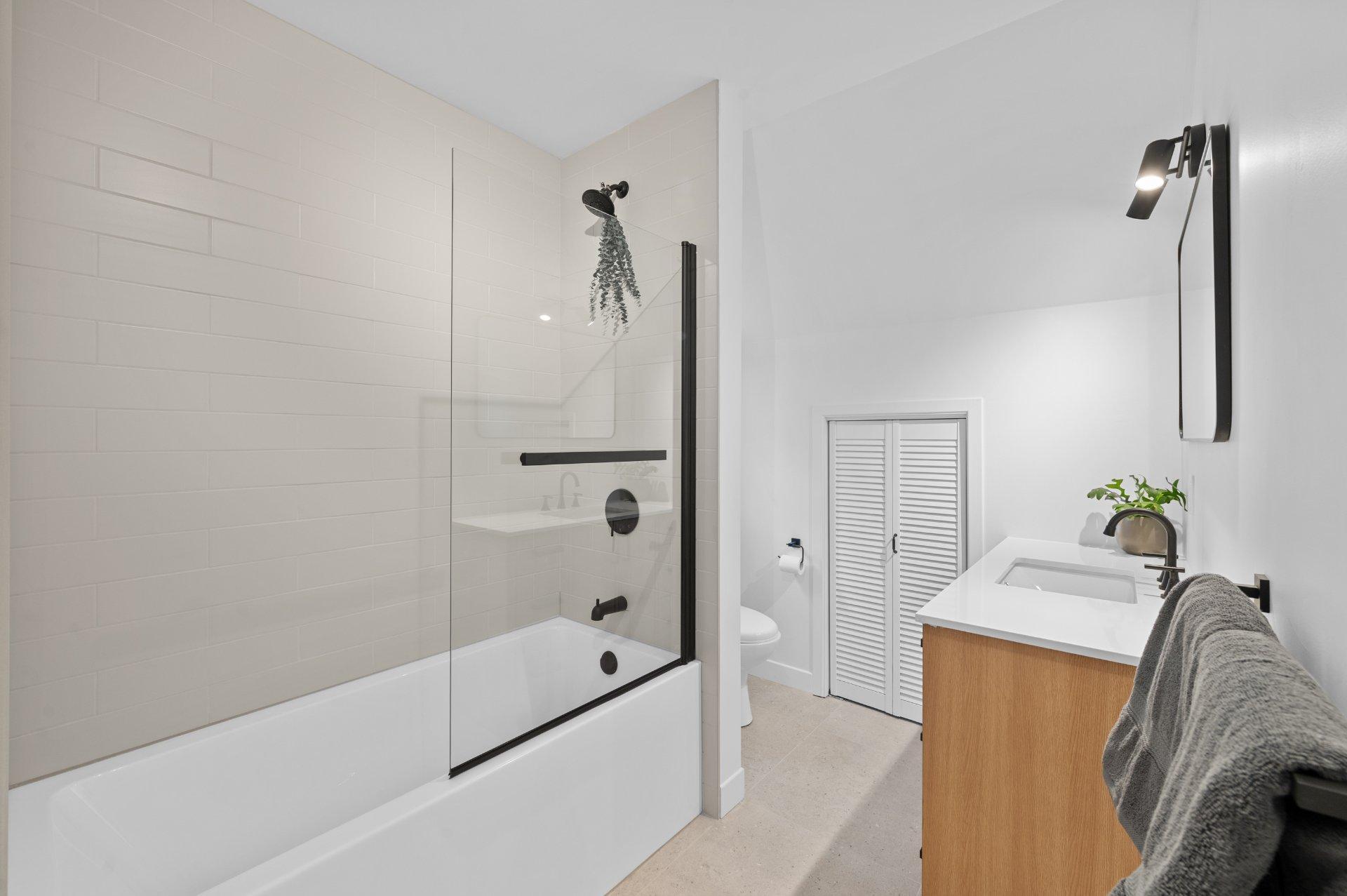 









2351


Rue de l'Église

,
Val-David,




QC
J0T2N0

