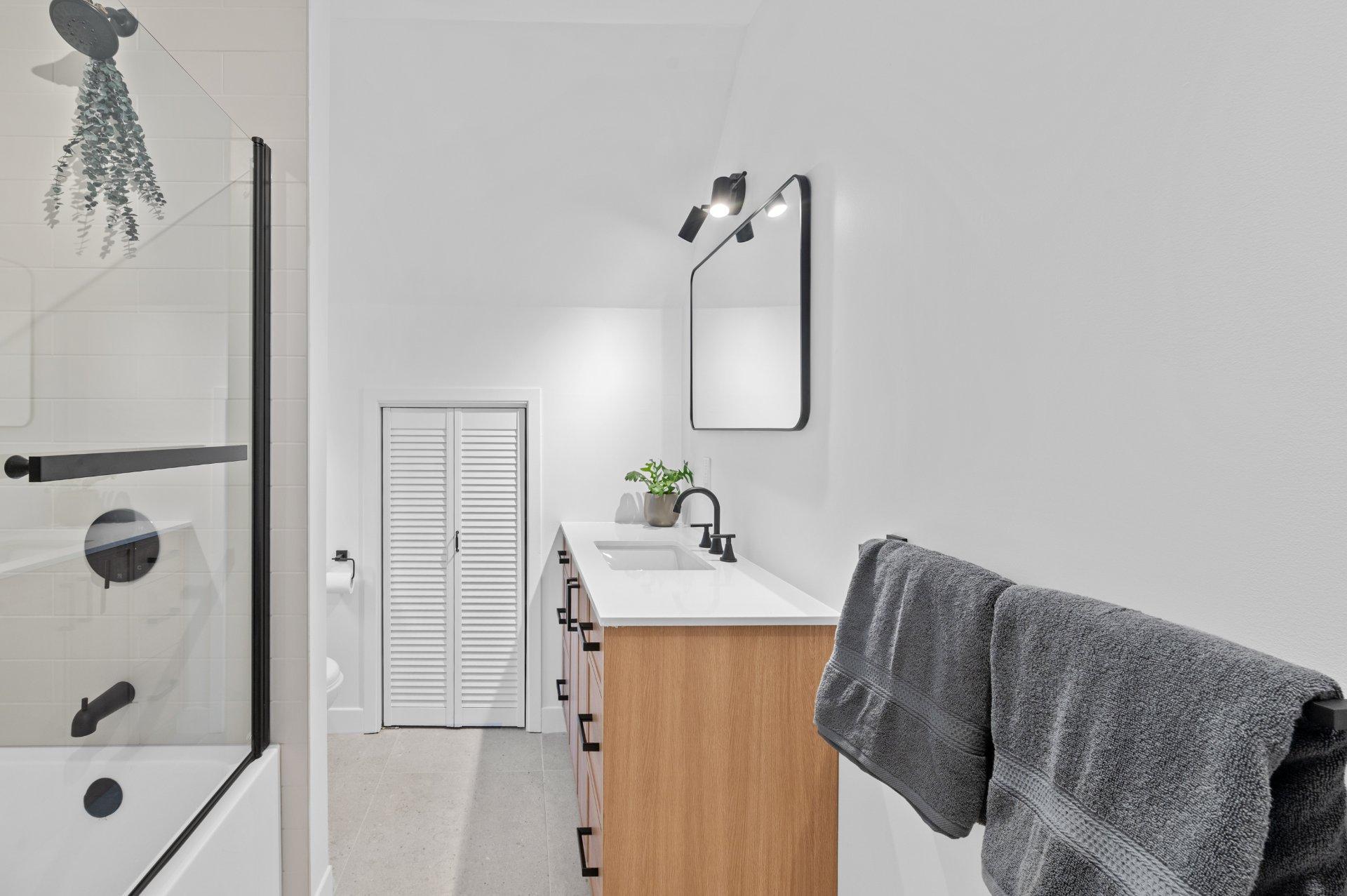 









2351


Rue de l'Église

,
Val-David,




QC
J0T2N0

