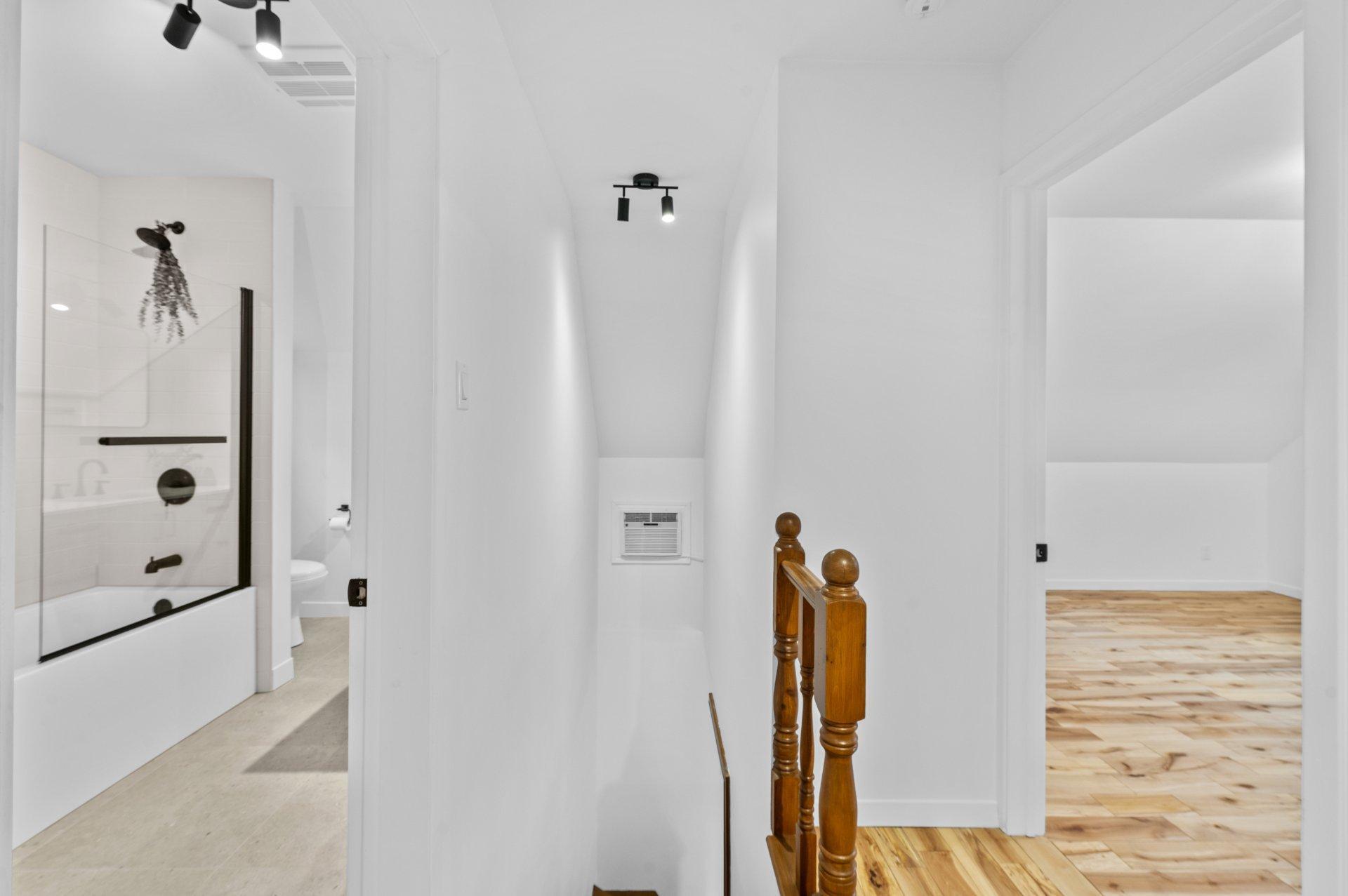 









2351


Rue de l'Église

,
Val-David,




QC
J0T2N0

