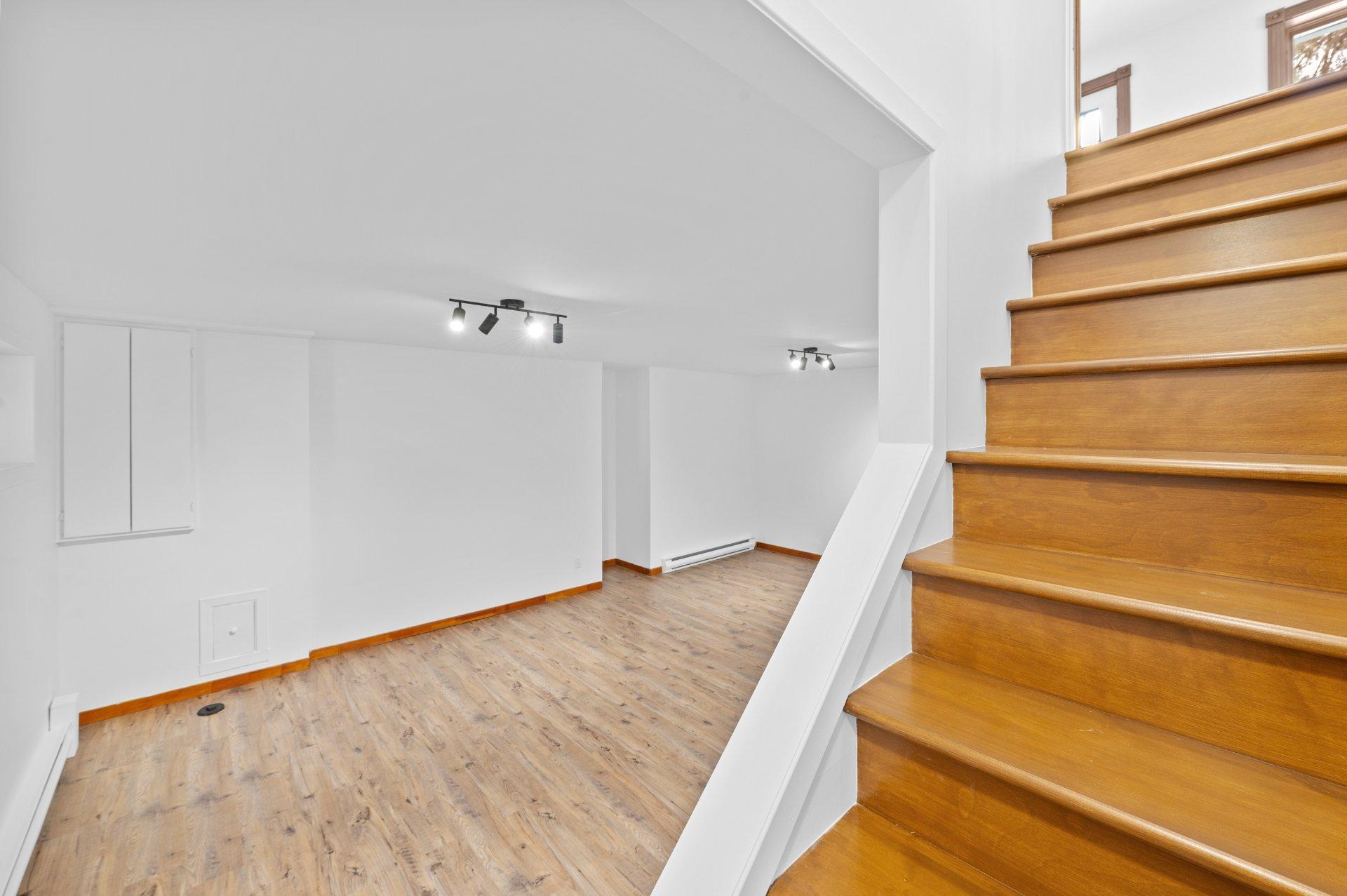 









2351


Rue de l'Église

,
Val-David,




QC
J0T2N0

