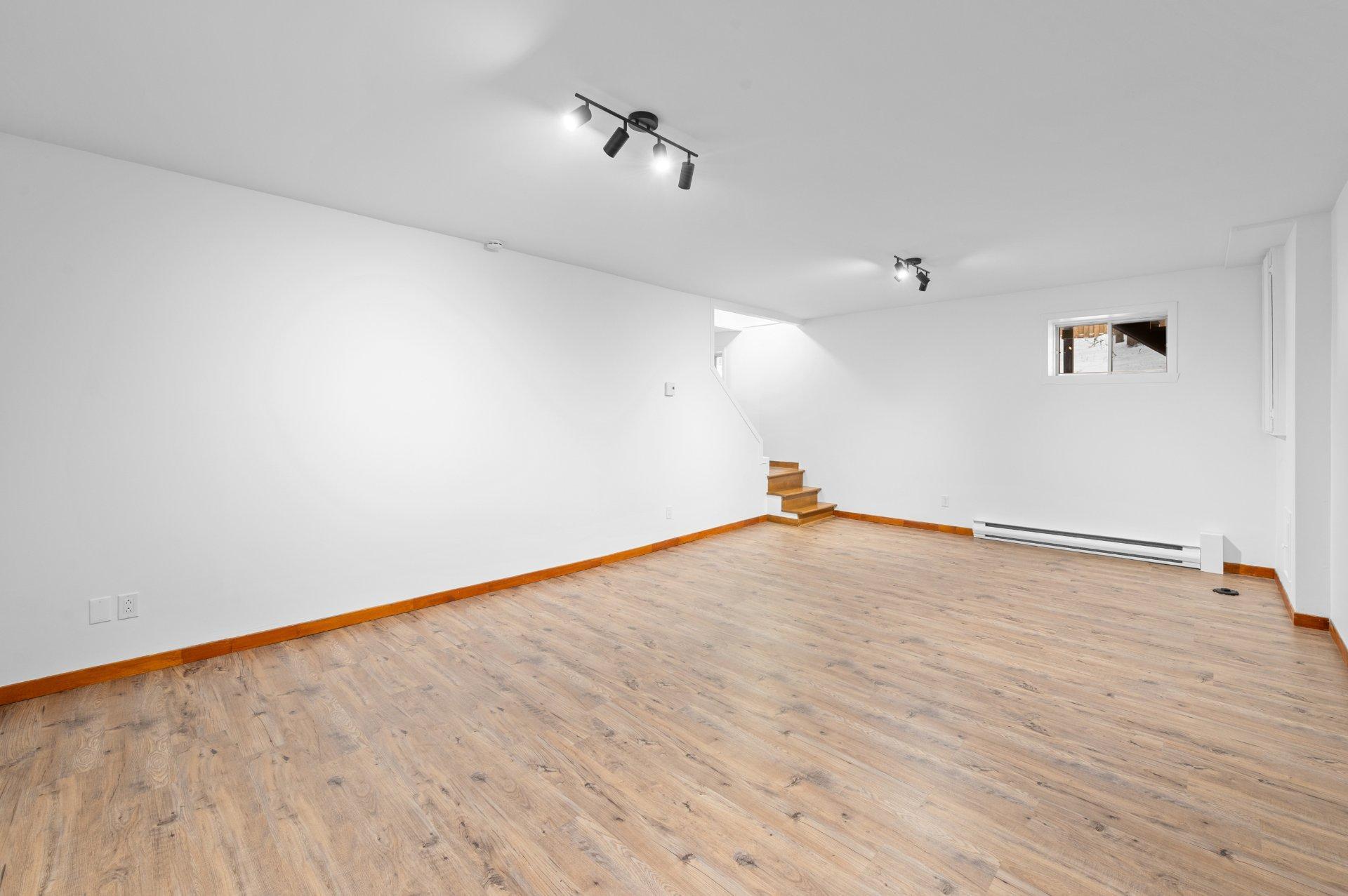 









2351


Rue de l'Église

,
Val-David,




QC
J0T2N0

