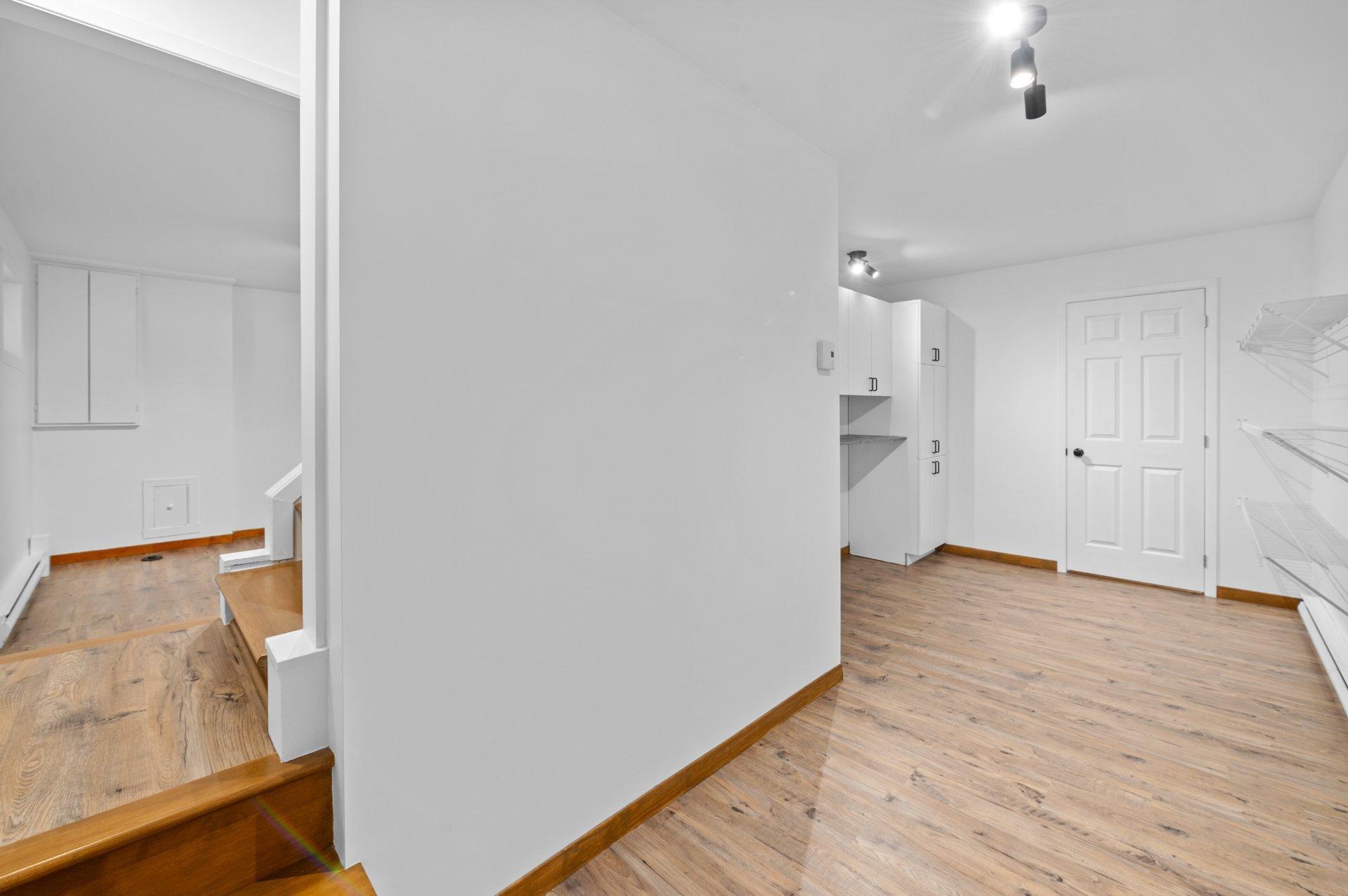 









2351


Rue de l'Église

,
Val-David,




QC
J0T2N0

