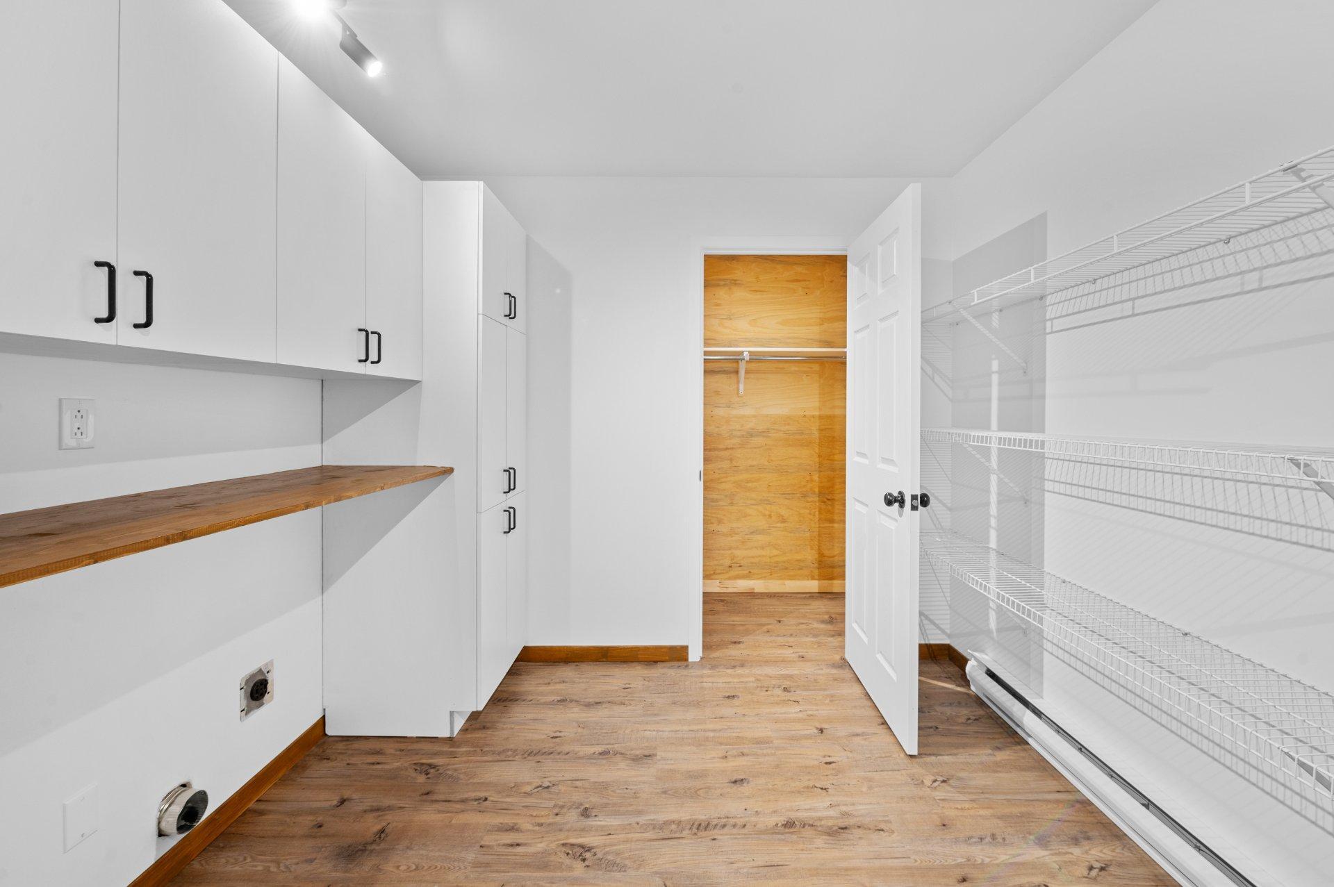 









2351


Rue de l'Église

,
Val-David,




QC
J0T2N0

