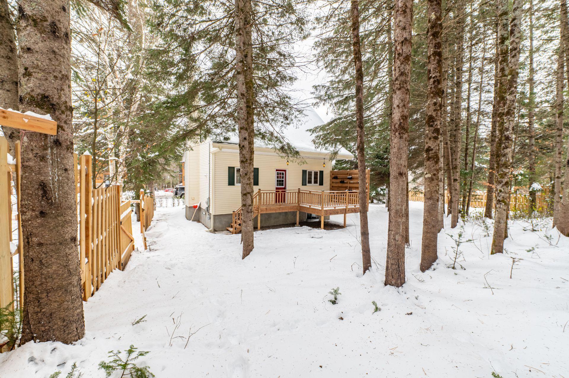 









2351


Rue de l'Église

,
Val-David,




QC
J0T2N0

