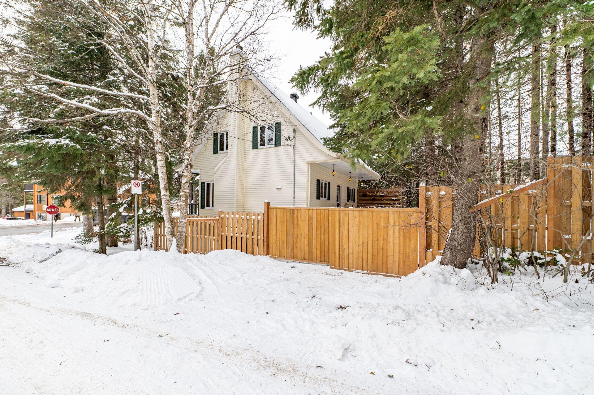 









2351


Rue de l'Église

,
Val-David,




QC
J0T2N0

