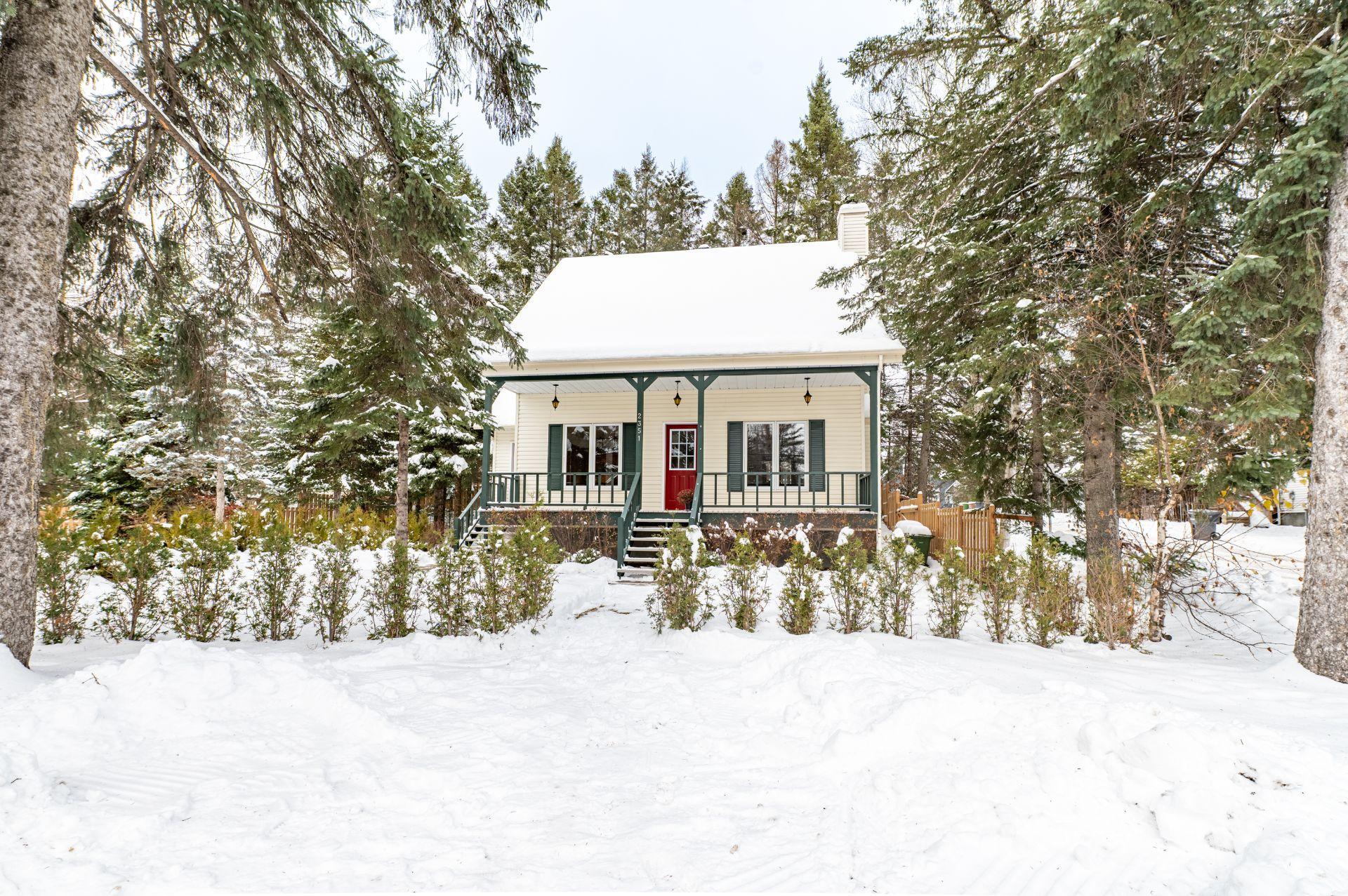 









2351


Rue de l'Église

,
Val-David,




QC
J0T2N0

