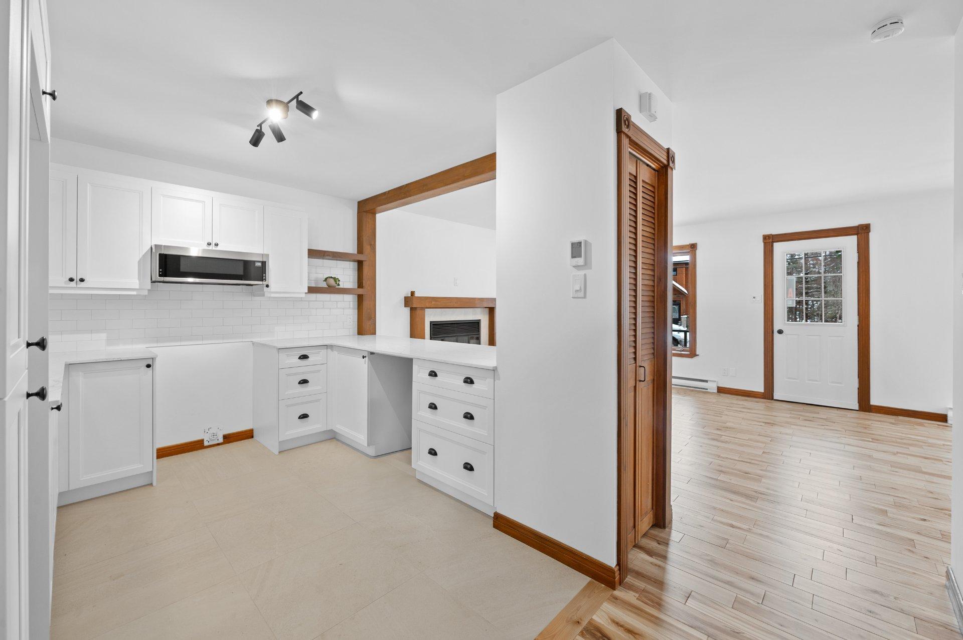 









2351


Rue de l'Église

,
Val-David,




QC
J0T2N0

