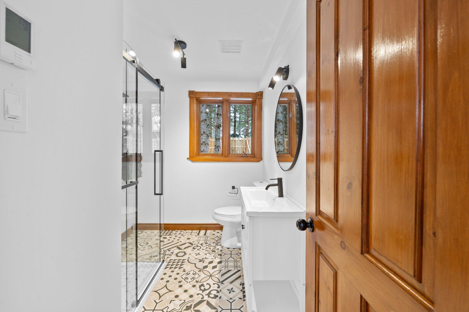 









2351


Rue de l'Église

,
Val-David,




QC
J0T2N0

