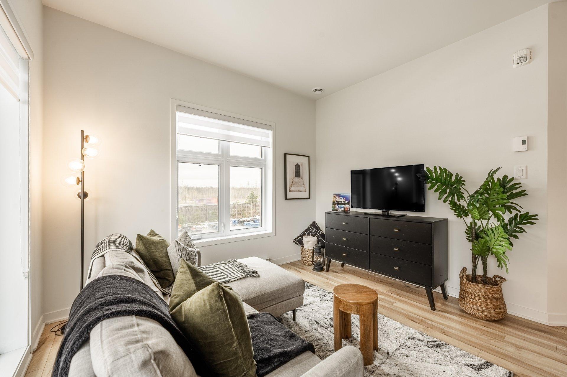 









9175


Rue Lennon

, 310,
Brossard,




QC
J4Y0S3

