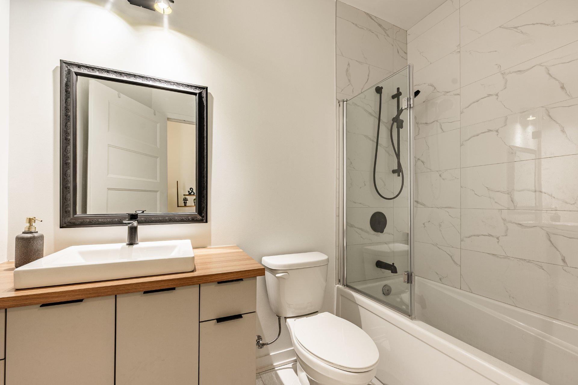 









9175


Rue Lennon

, 310,
Brossard,




QC
J4Y0S3

