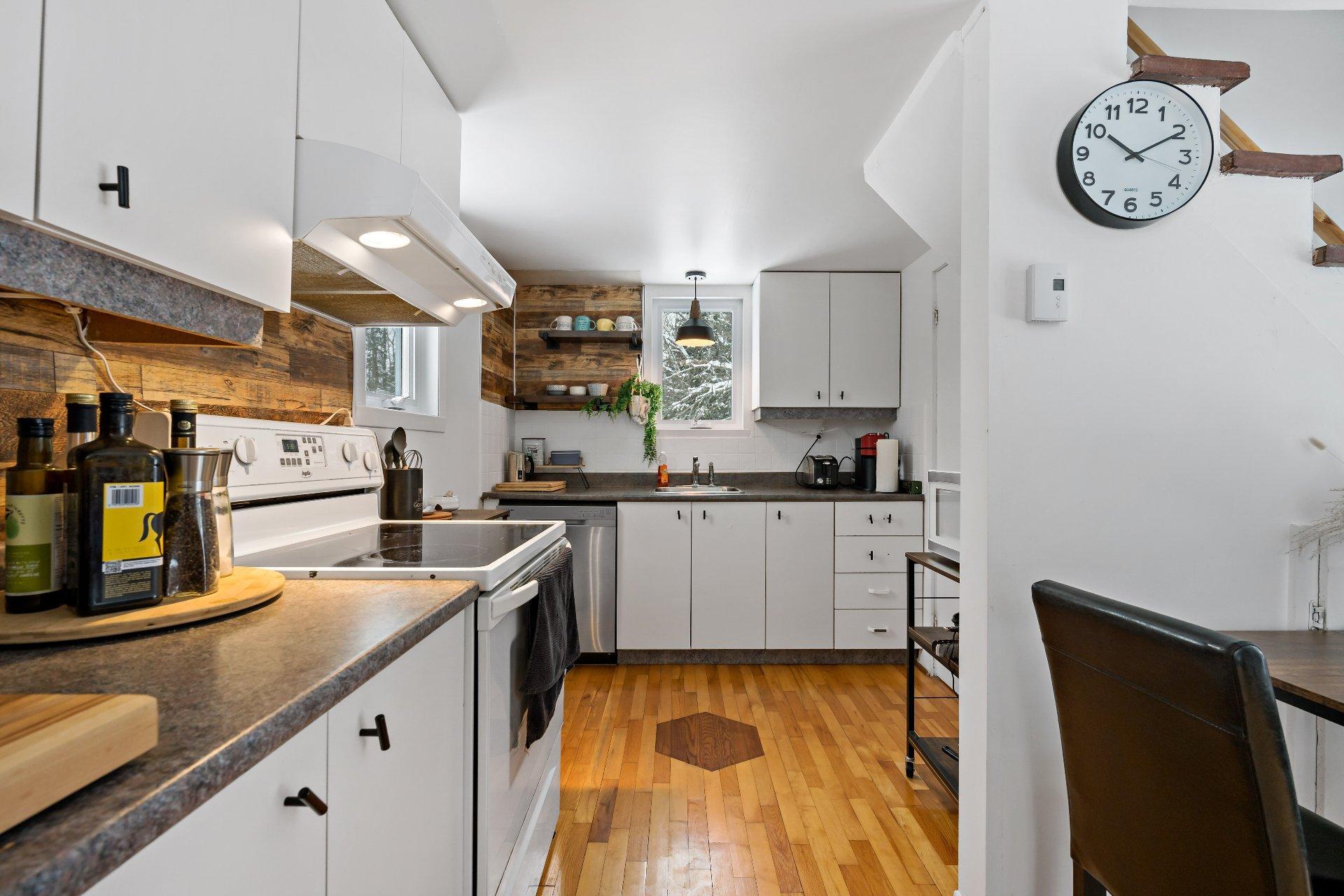 









352


Ch. du Lac-Rossignol

,
Lac-Supérieur,




QC
J0T1J0

