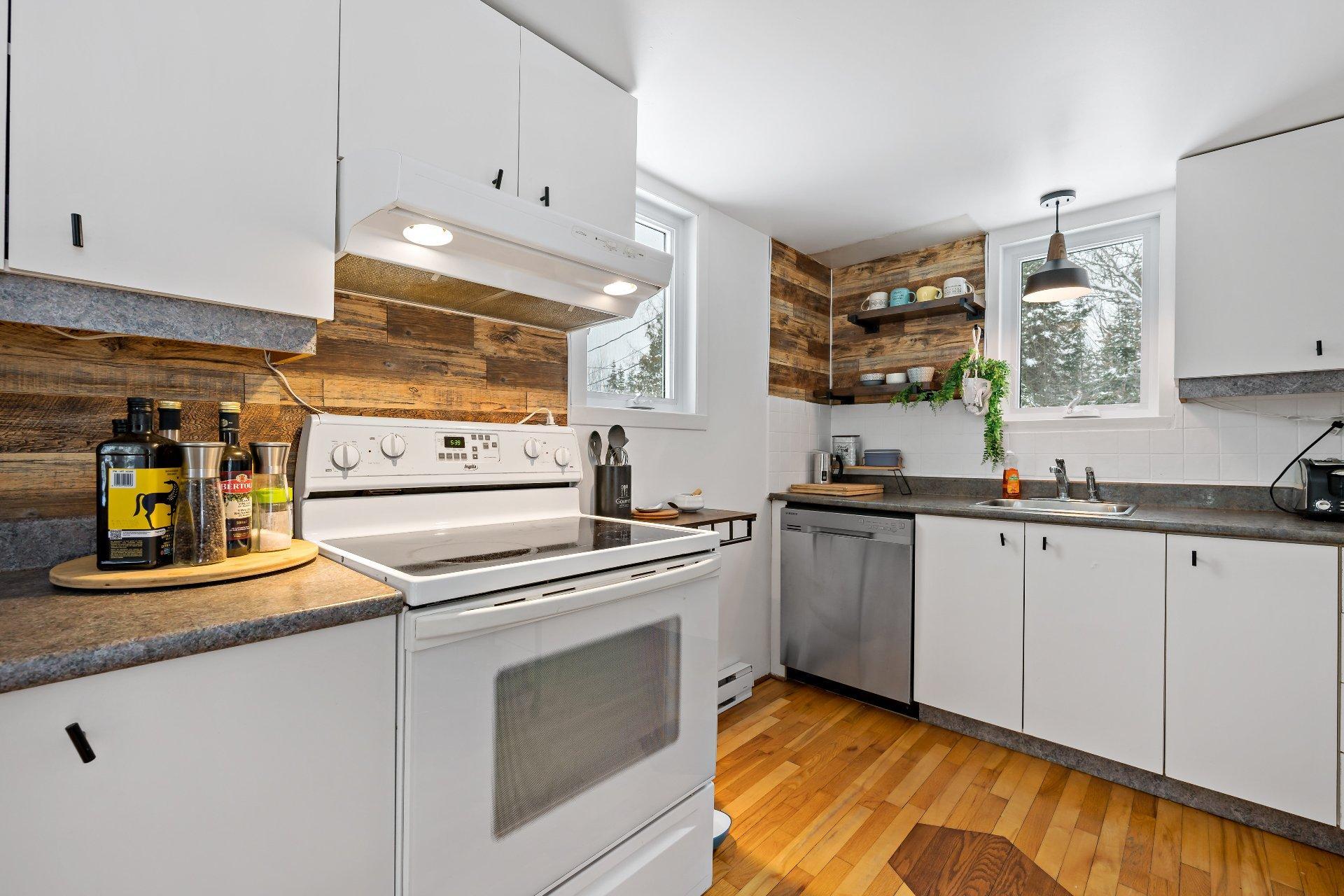 









352


Ch. du Lac-Rossignol

,
Lac-Supérieur,




QC
J0T1J0

