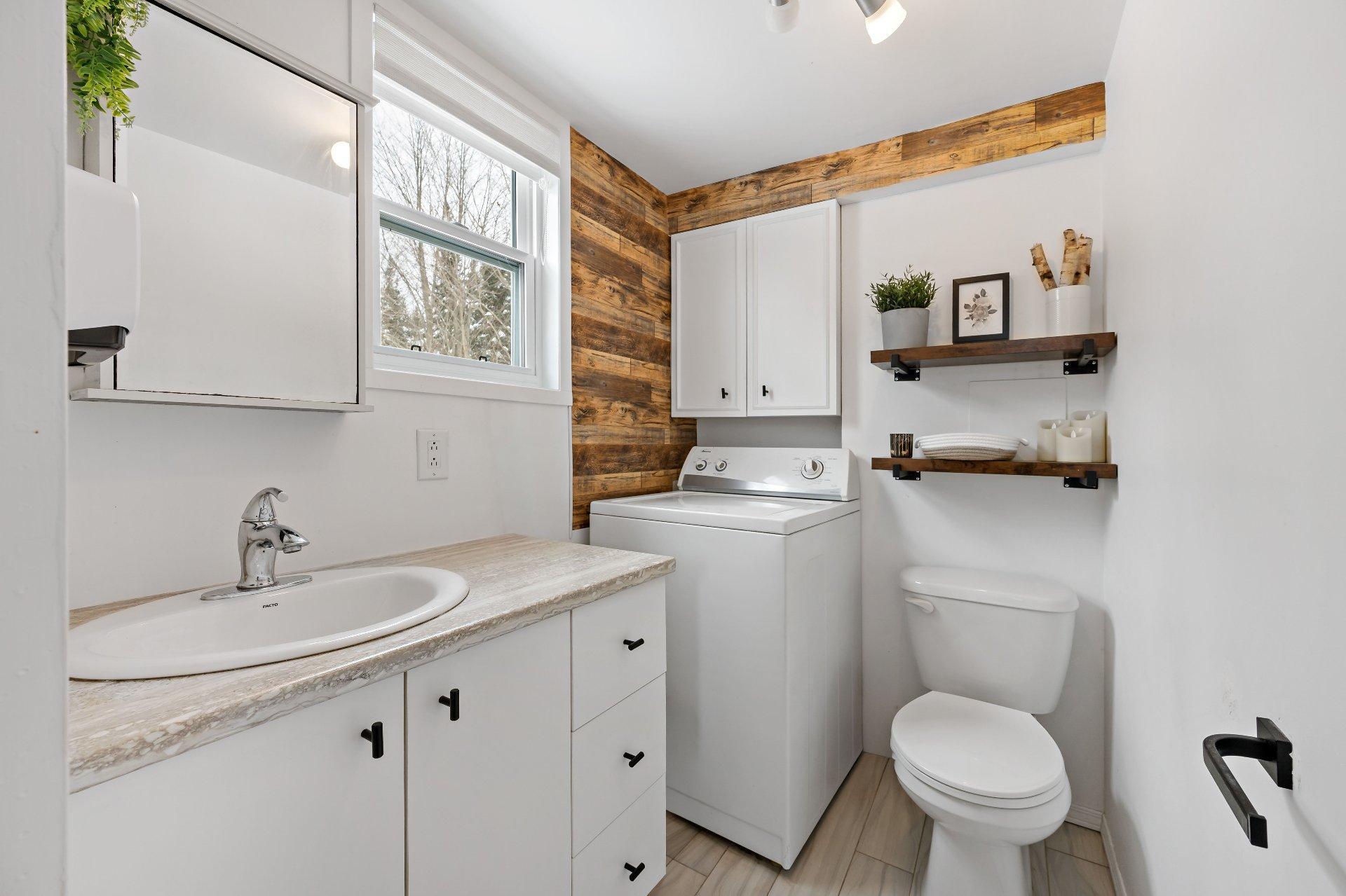 









352


Ch. du Lac-Rossignol

,
Lac-Supérieur,




QC
J0T1J0

