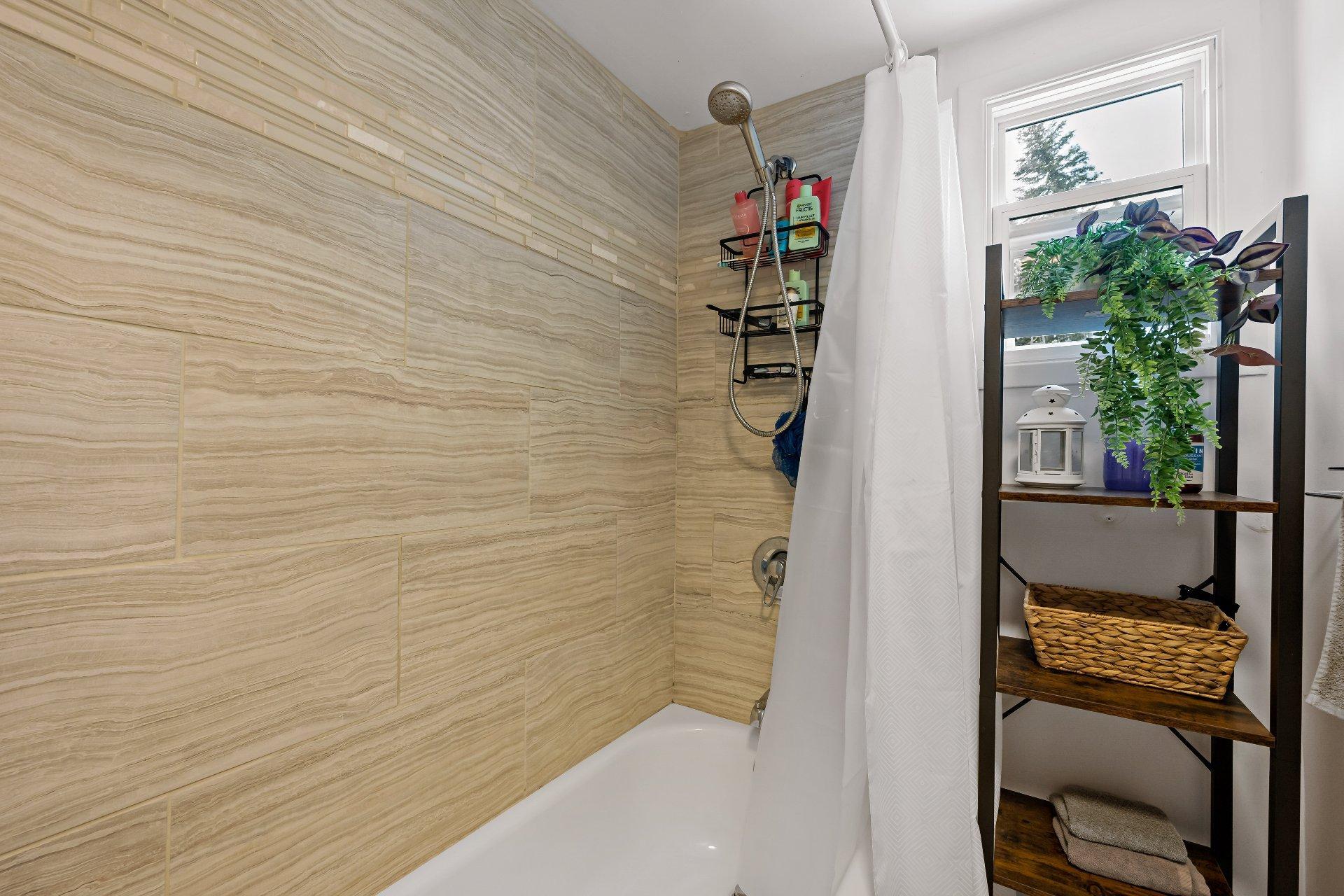 









352


Ch. du Lac-Rossignol

,
Lac-Supérieur,




QC
J0T1J0

