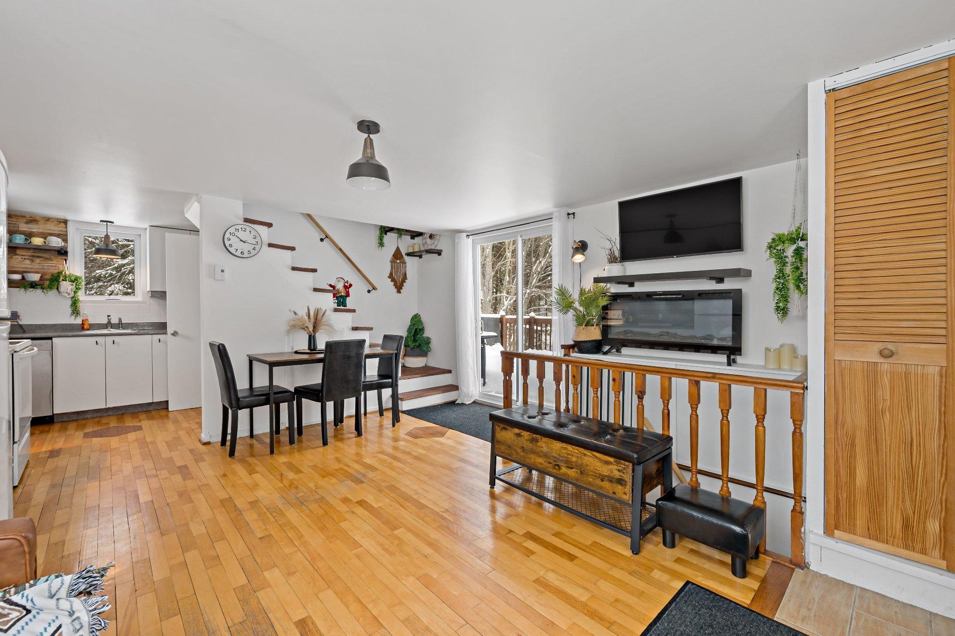 









352


Ch. du Lac-Rossignol

,
Lac-Supérieur,




QC
J0T1J0

