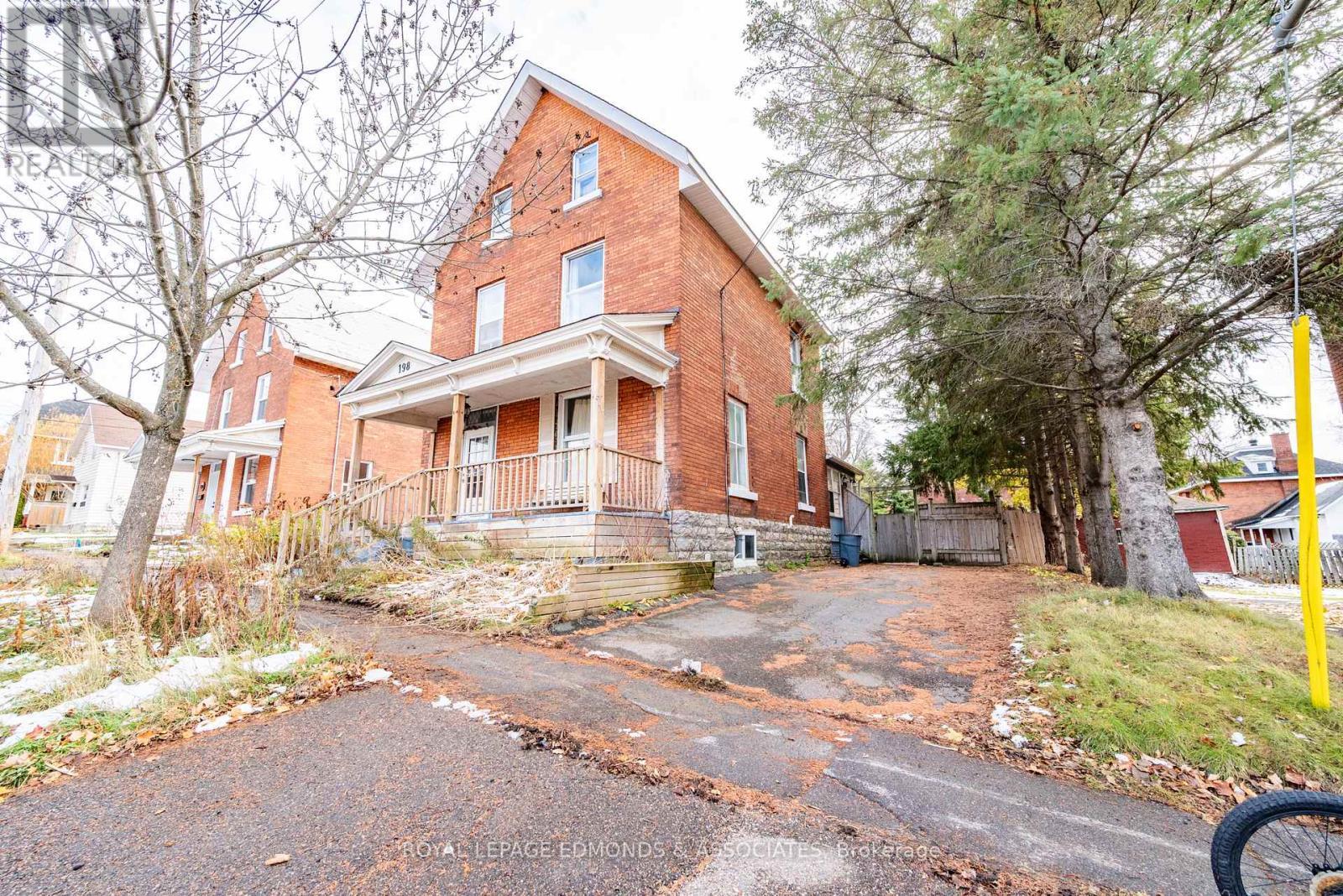 












198 MCALLISTER STREET

,
Pembroke,




Ontario
K8A3G2

