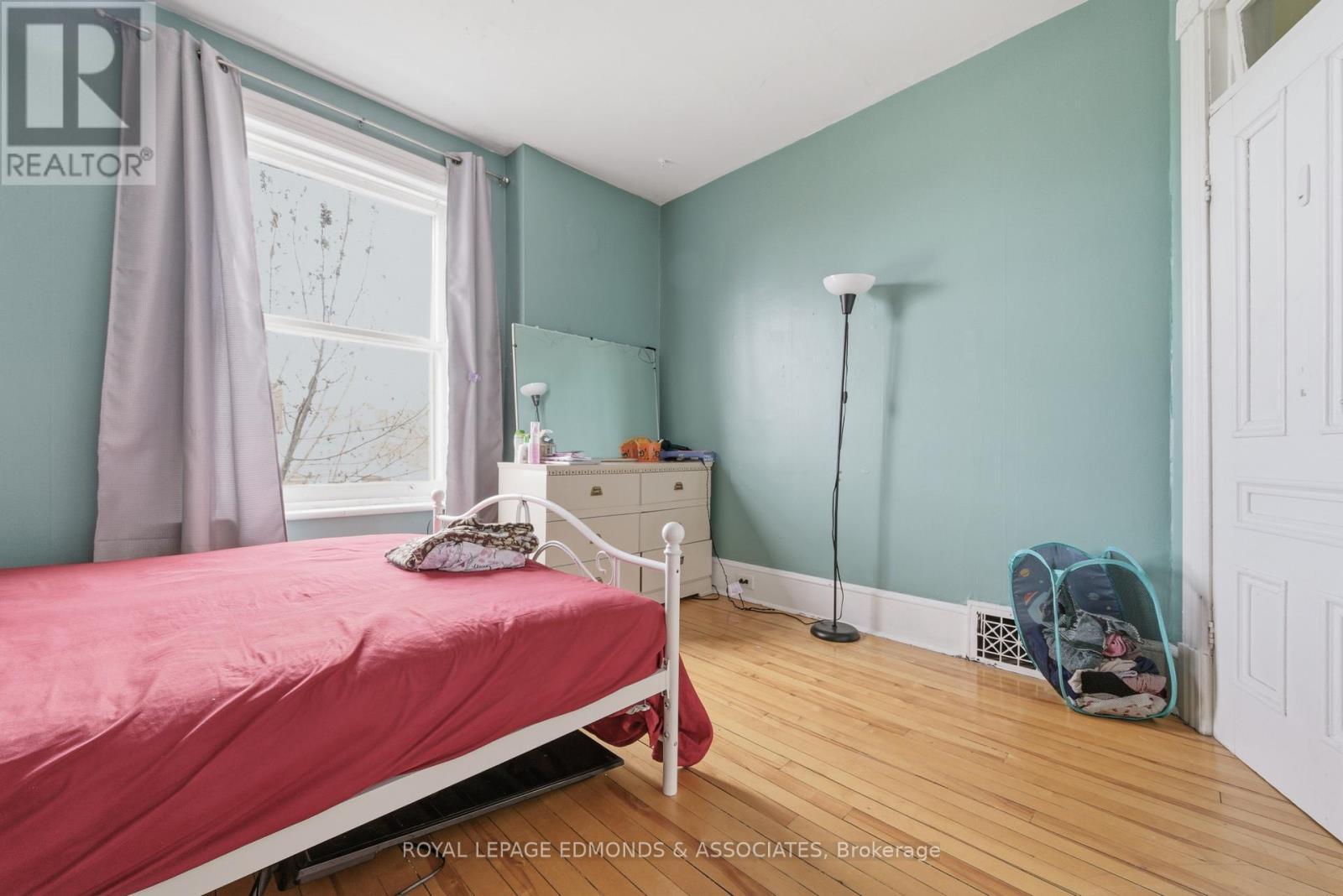 












198 MCALLISTER STREET

,
Pembroke,




Ontario
K8A3G2

