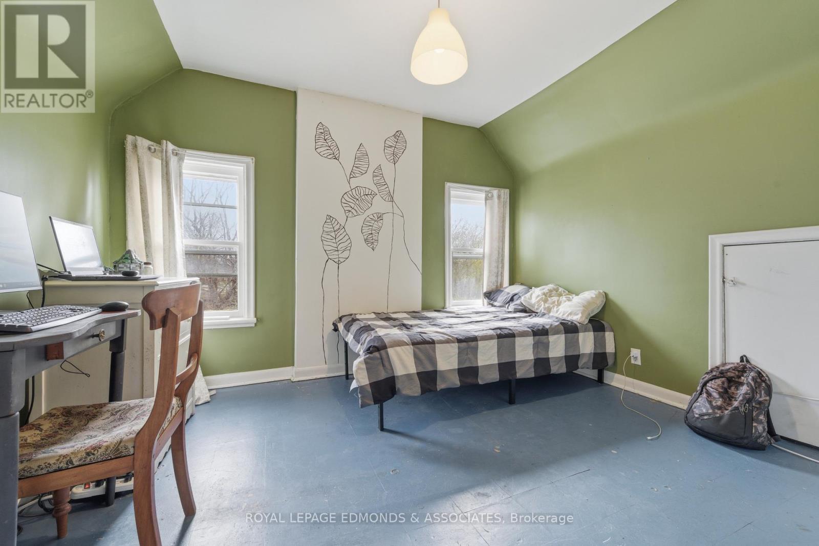 












198 MCALLISTER STREET

,
Pembroke,




Ontario
K8A3G2

