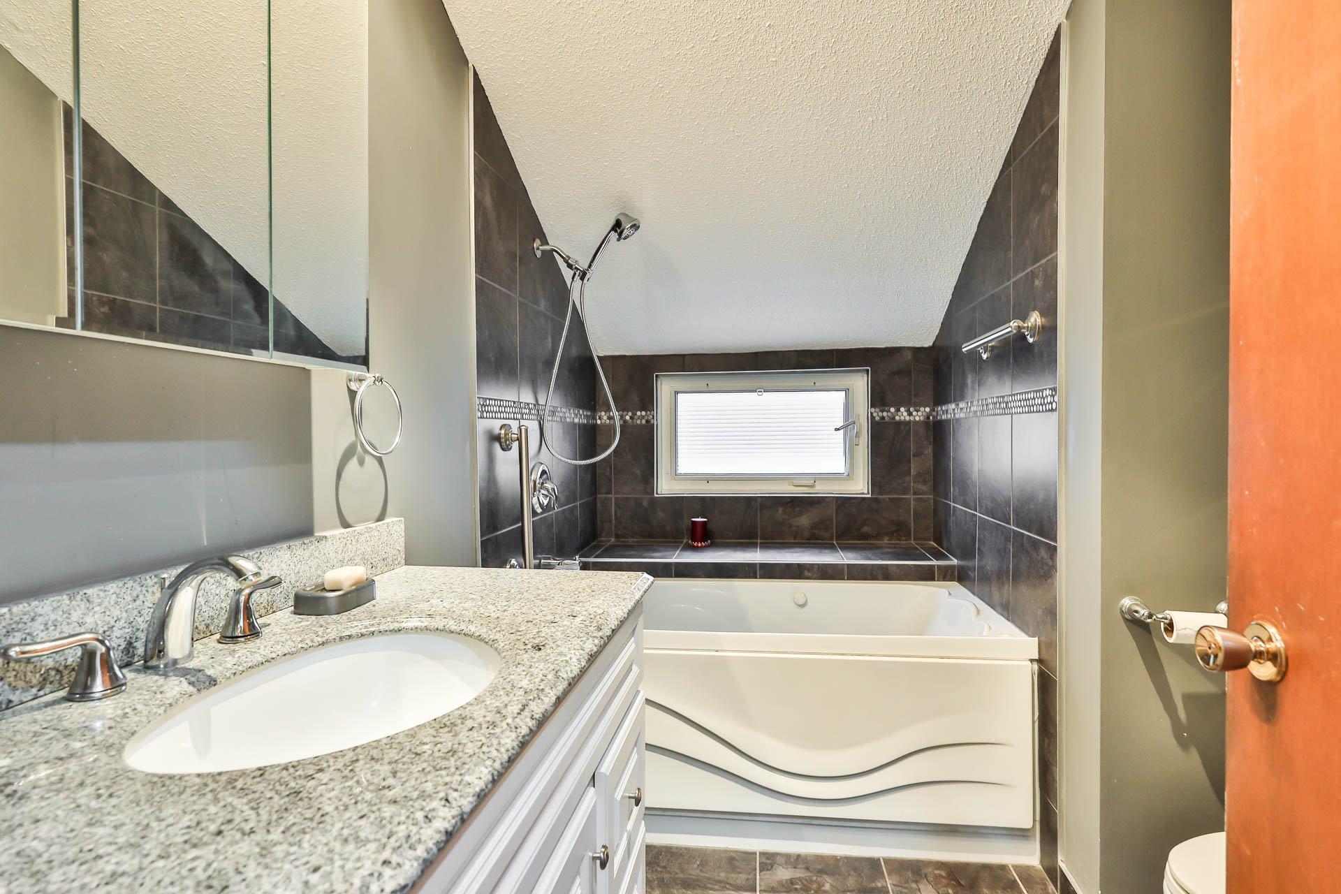 









77


Av. des Camélias

,
Gatineau (Aylmer),




QC
J9J2E7

