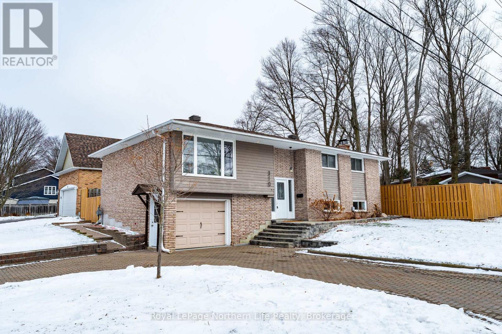 












310 SURREY DRIVE

,
North Bay (Airport),




Ontario
P1C1E3

