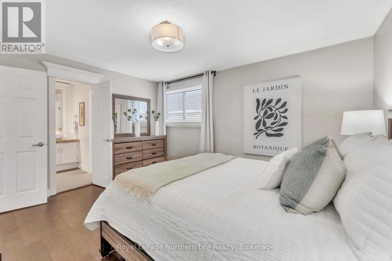 












310 SURREY DRIVE

,
North Bay (Airport),




Ontario
P1C1E3

