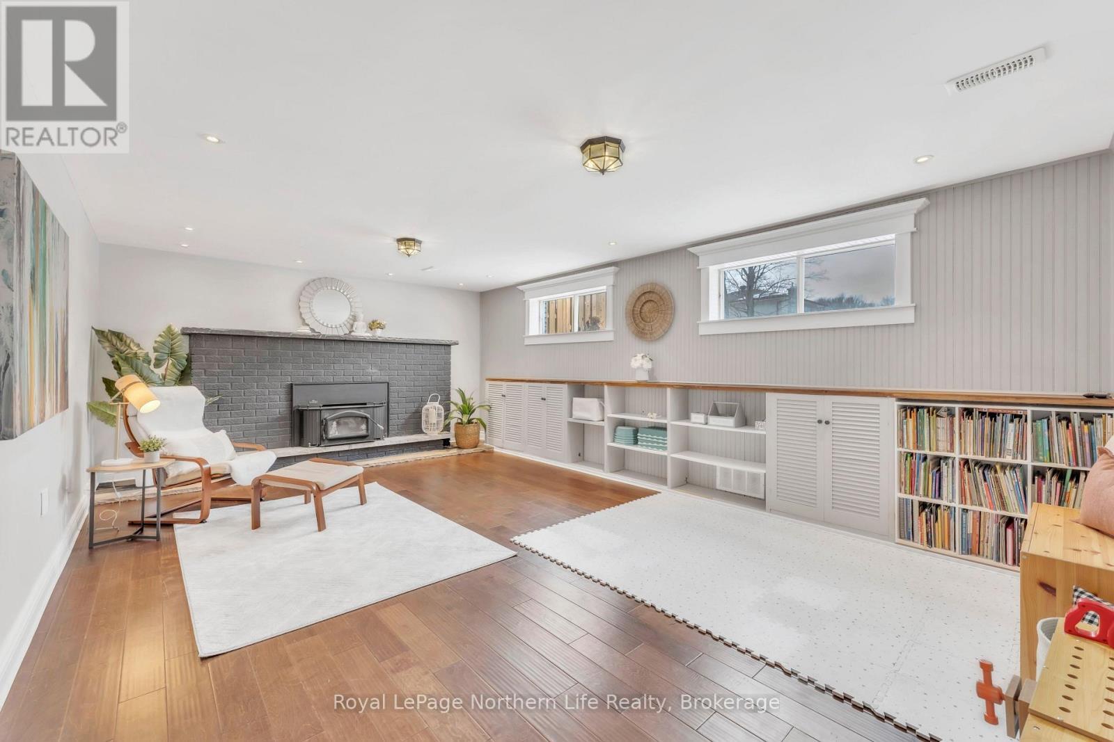 












310 SURREY DRIVE

,
North Bay (Airport),




Ontario
P1C1E3

