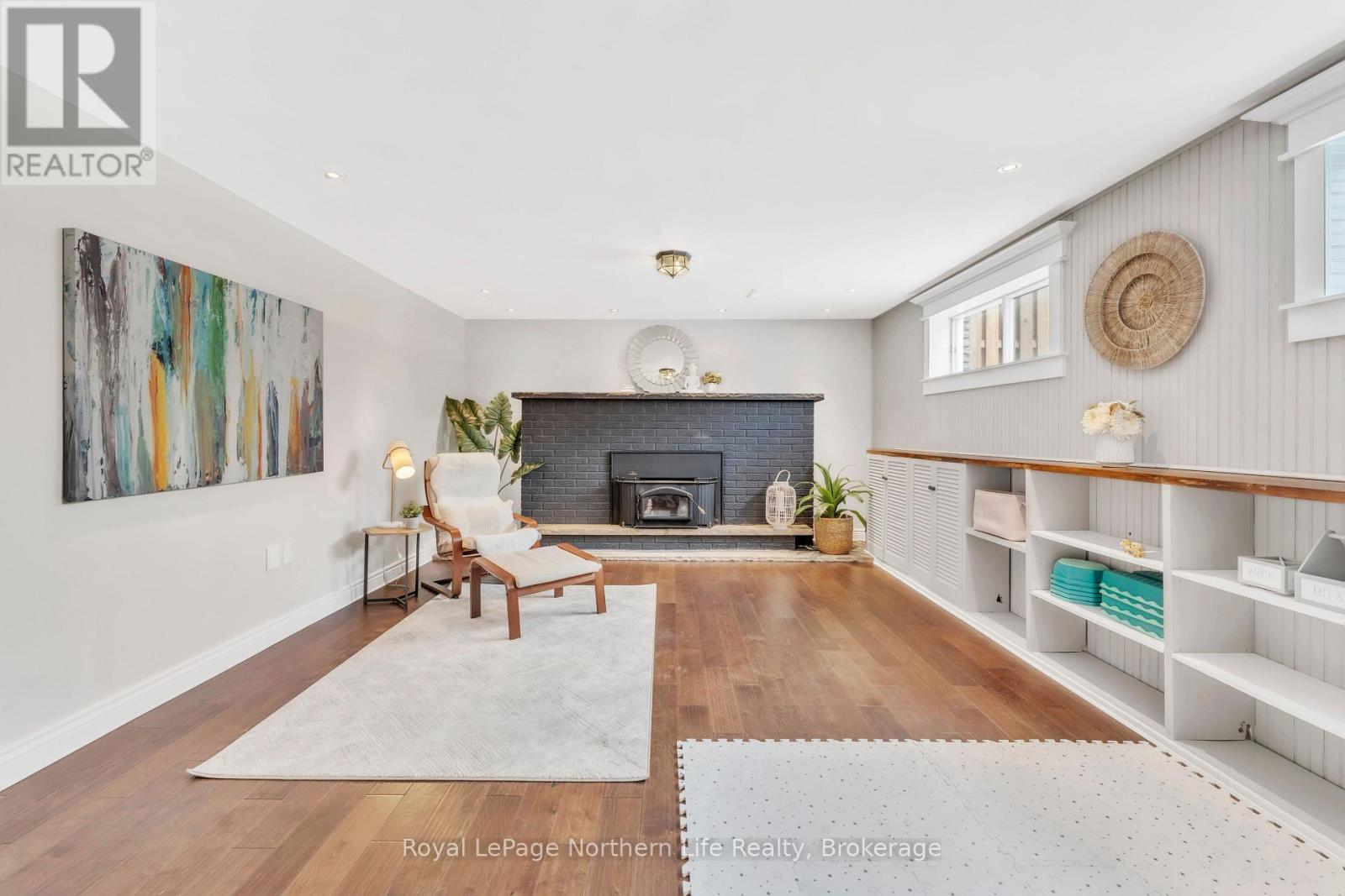 












310 SURREY DRIVE

,
North Bay (Airport),




Ontario
P1C1E3

