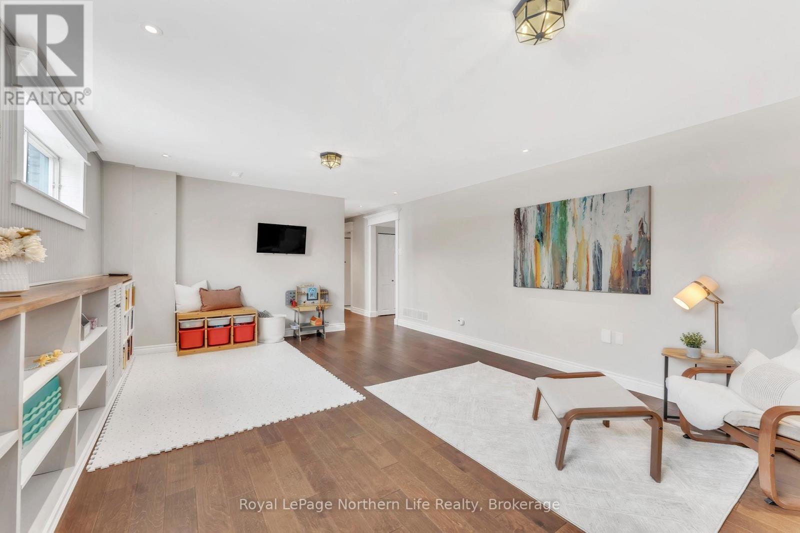 












310 SURREY DRIVE

,
North Bay (Airport),




Ontario
P1C1E3

