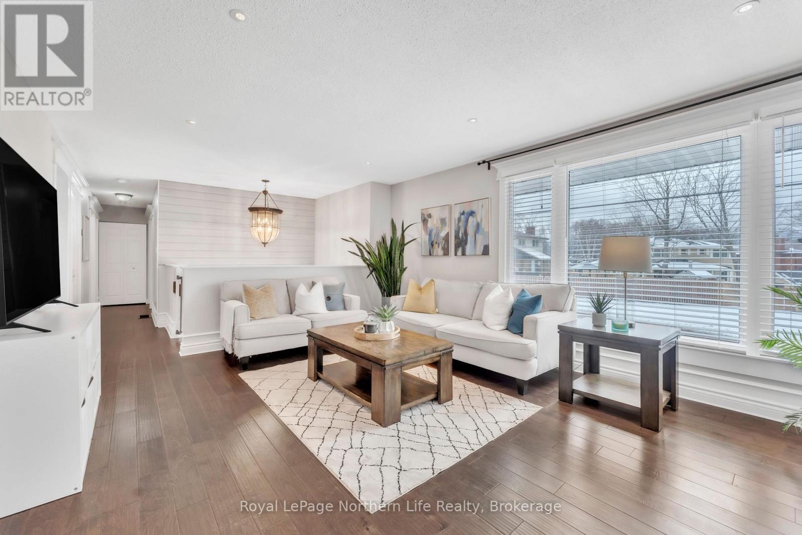 












310 SURREY DRIVE

,
North Bay (Airport),




Ontario
P1C1E3

