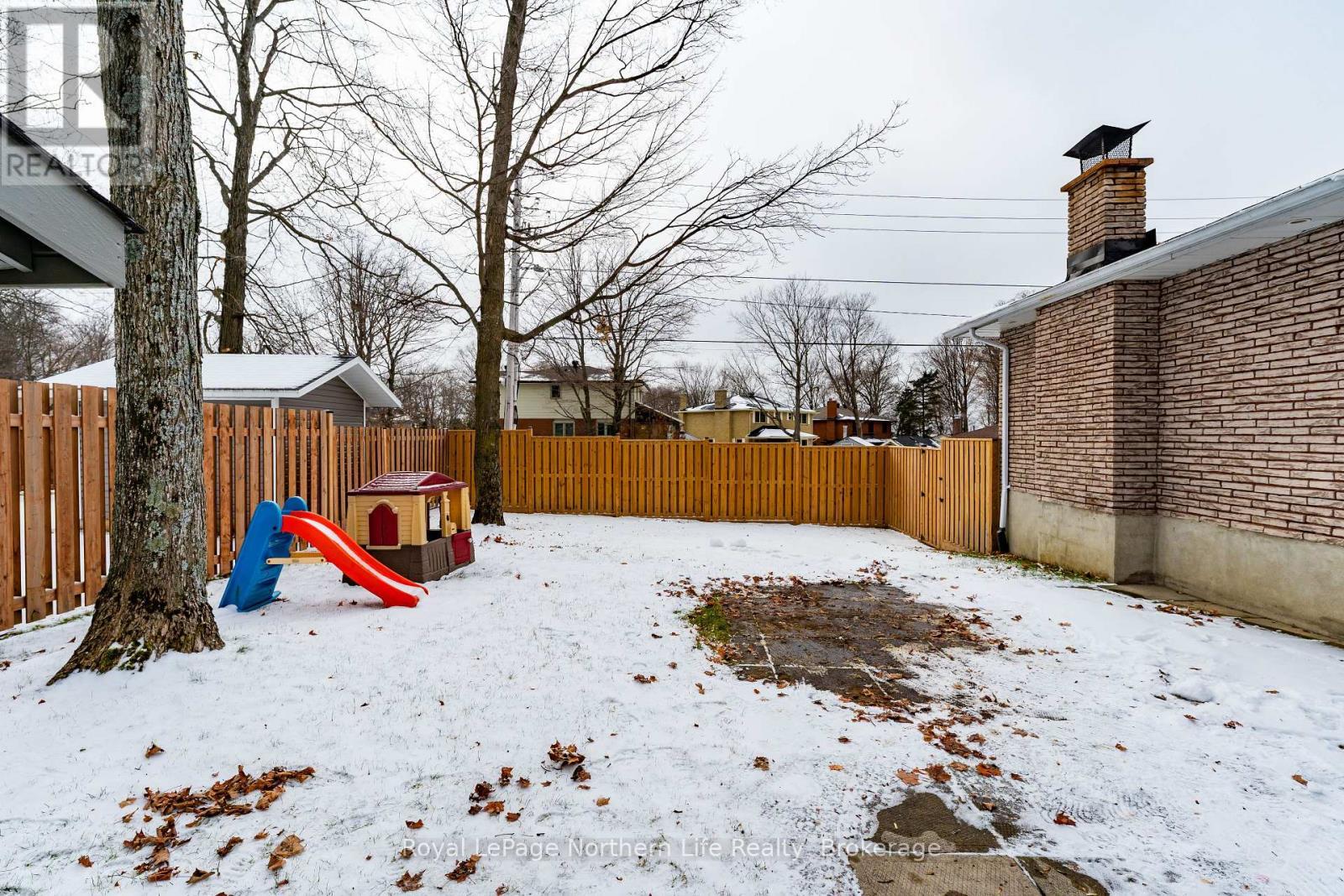 












310 SURREY DRIVE

,
North Bay (Airport),




Ontario
P1C1E3

