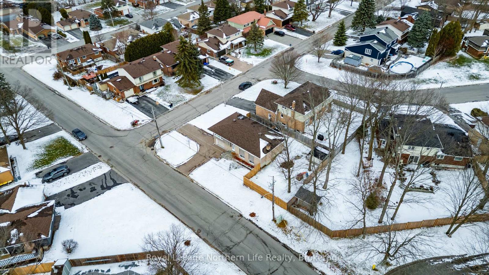 












310 SURREY DRIVE

,
North Bay (Airport),




Ontario
P1C1E3

