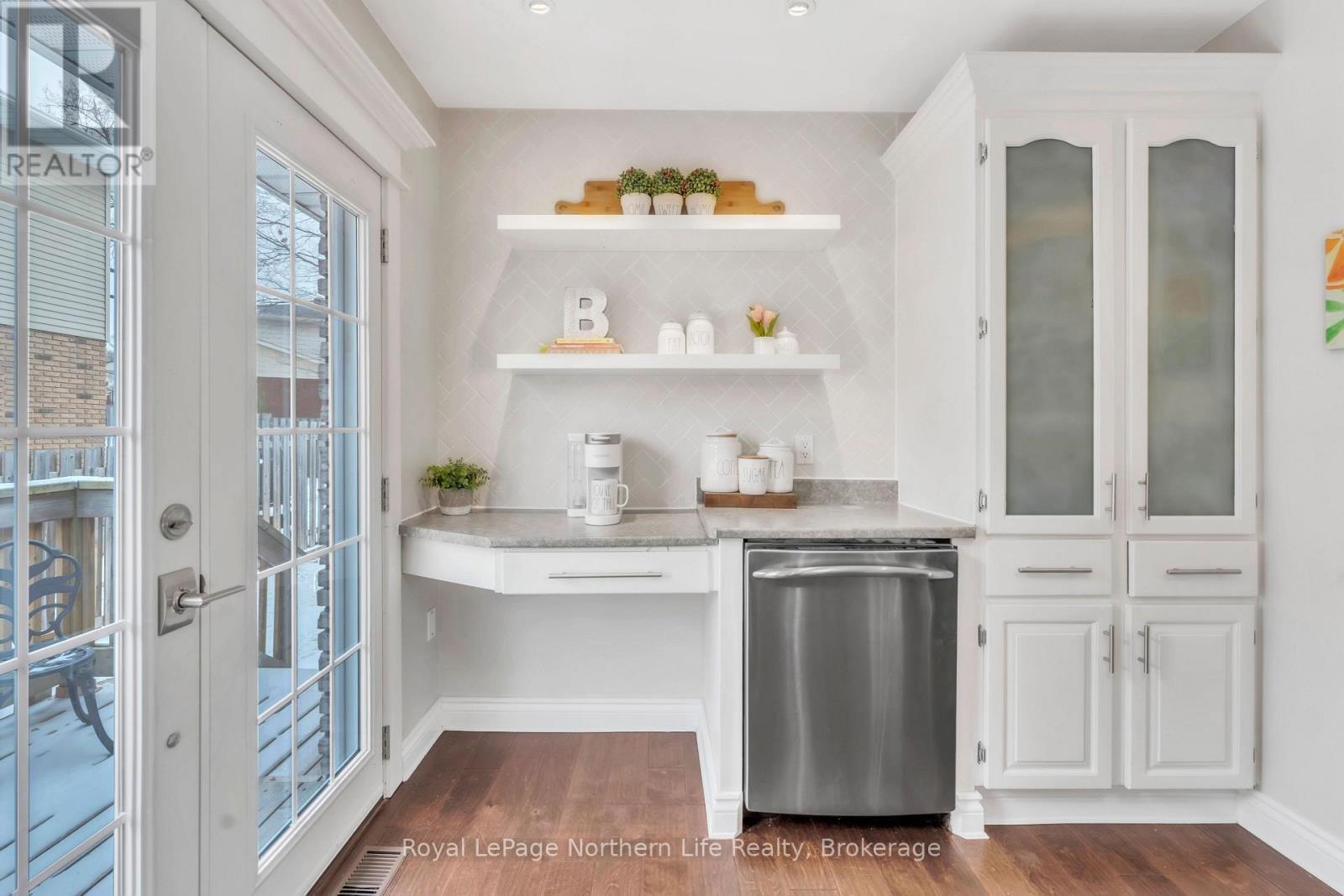 












310 SURREY DRIVE

,
North Bay (Airport),




Ontario
P1C1E3

