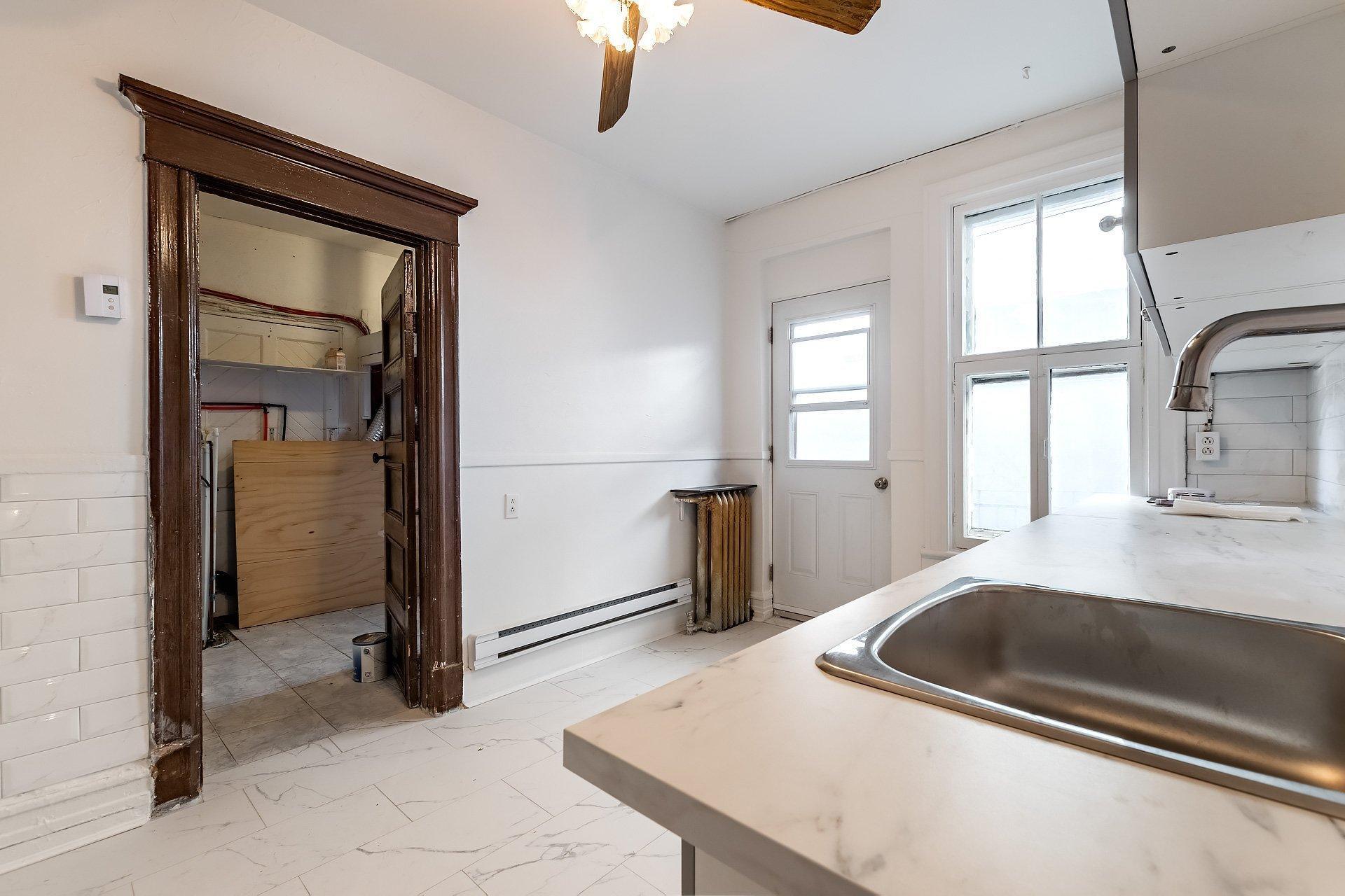 









7457

 - 7461


Av. De L'Épée

,
Montréal (Villeray/Saint-Michel/Parc-Extension),




QC
H3N2E4

