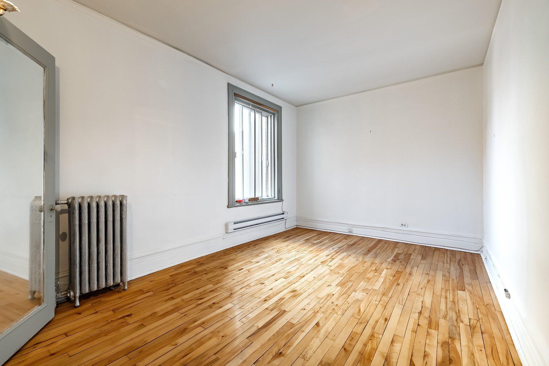 









7457

 - 7461


Av. De L'Épée

,
Montréal (Villeray/Saint-Michel/Parc-Extension),




QC
H3N2E4

