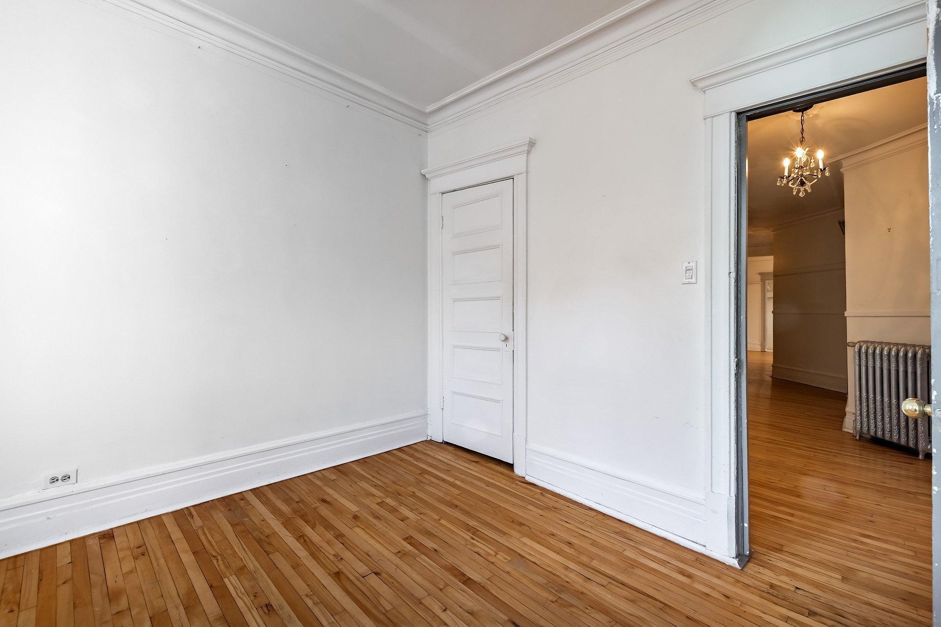 









7457

 - 7461


Av. De L'Épée

,
Montréal (Villeray/Saint-Michel/Parc-Extension),




QC
H3N2E4

