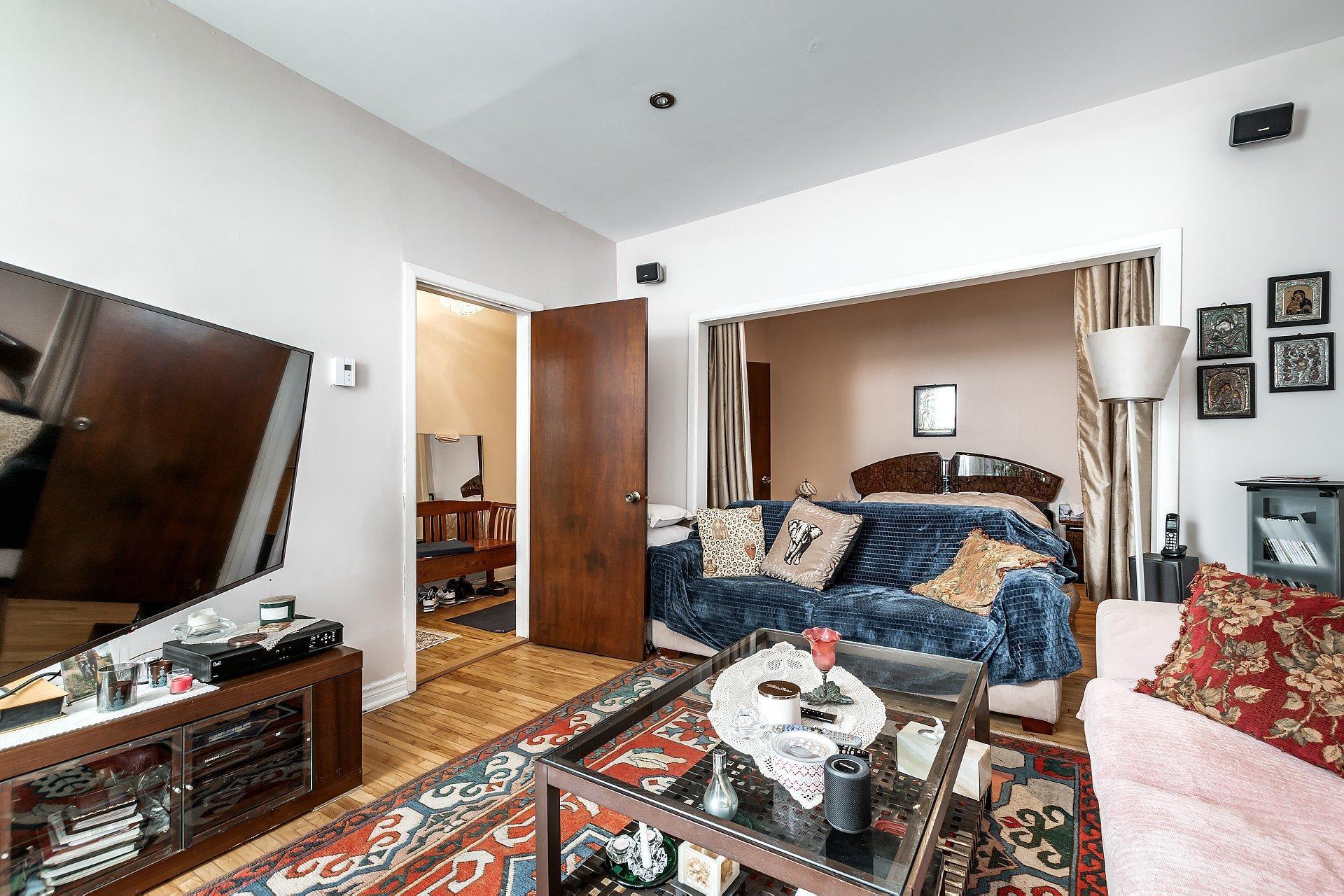 









7457

 - 7461


Av. De L'Épée

,
Montréal (Villeray/Saint-Michel/Parc-Extension),




QC
H3N2E4

