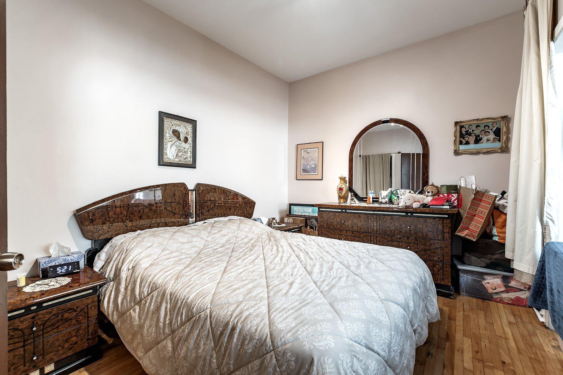 









7457

 - 7461


Av. De L'Épée

,
Montréal (Villeray/Saint-Michel/Parc-Extension),




QC
H3N2E4

