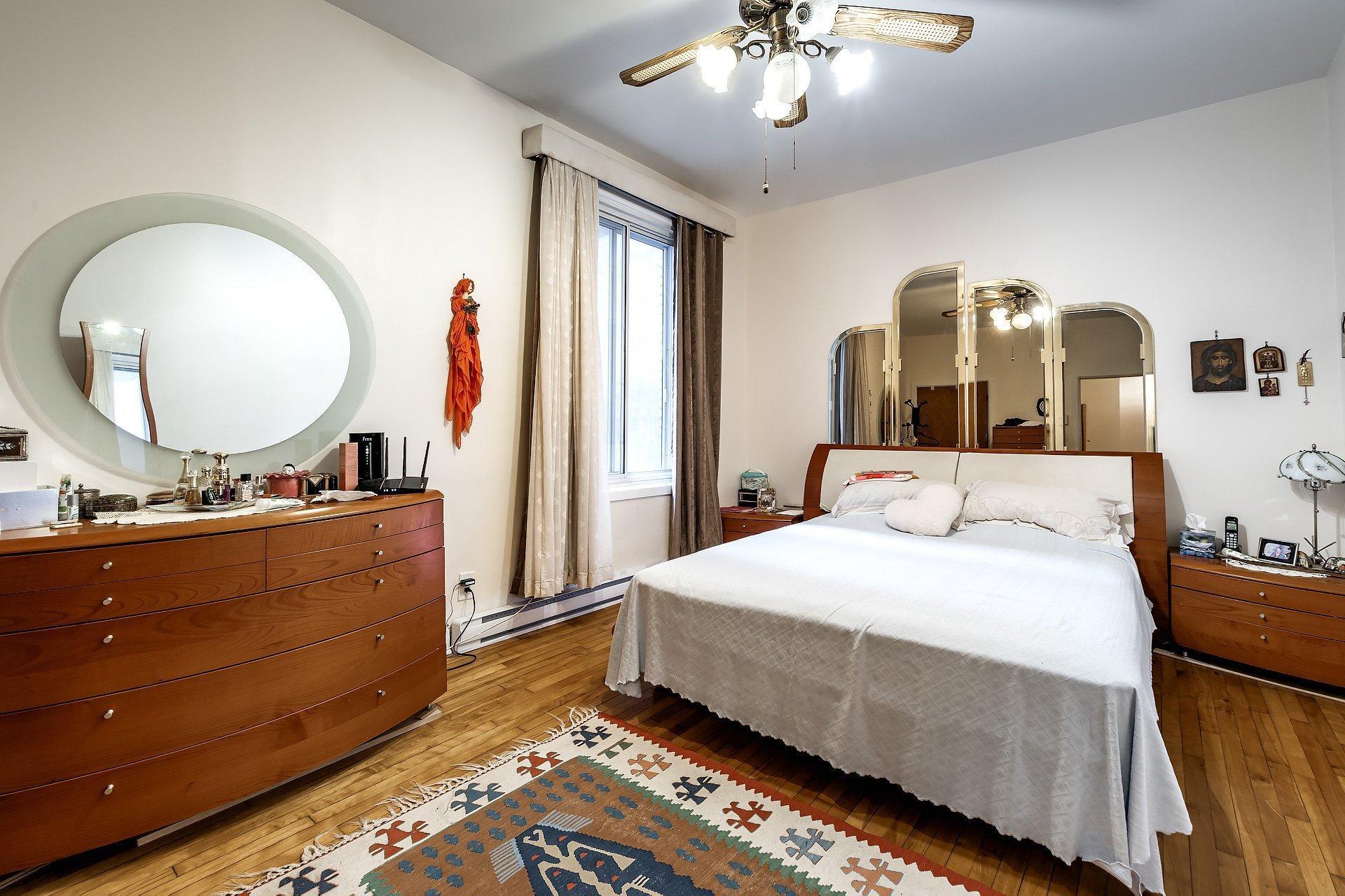 









7457

 - 7461


Av. De L'Épée

,
Montréal (Villeray/Saint-Michel/Parc-Extension),




QC
H3N2E4

