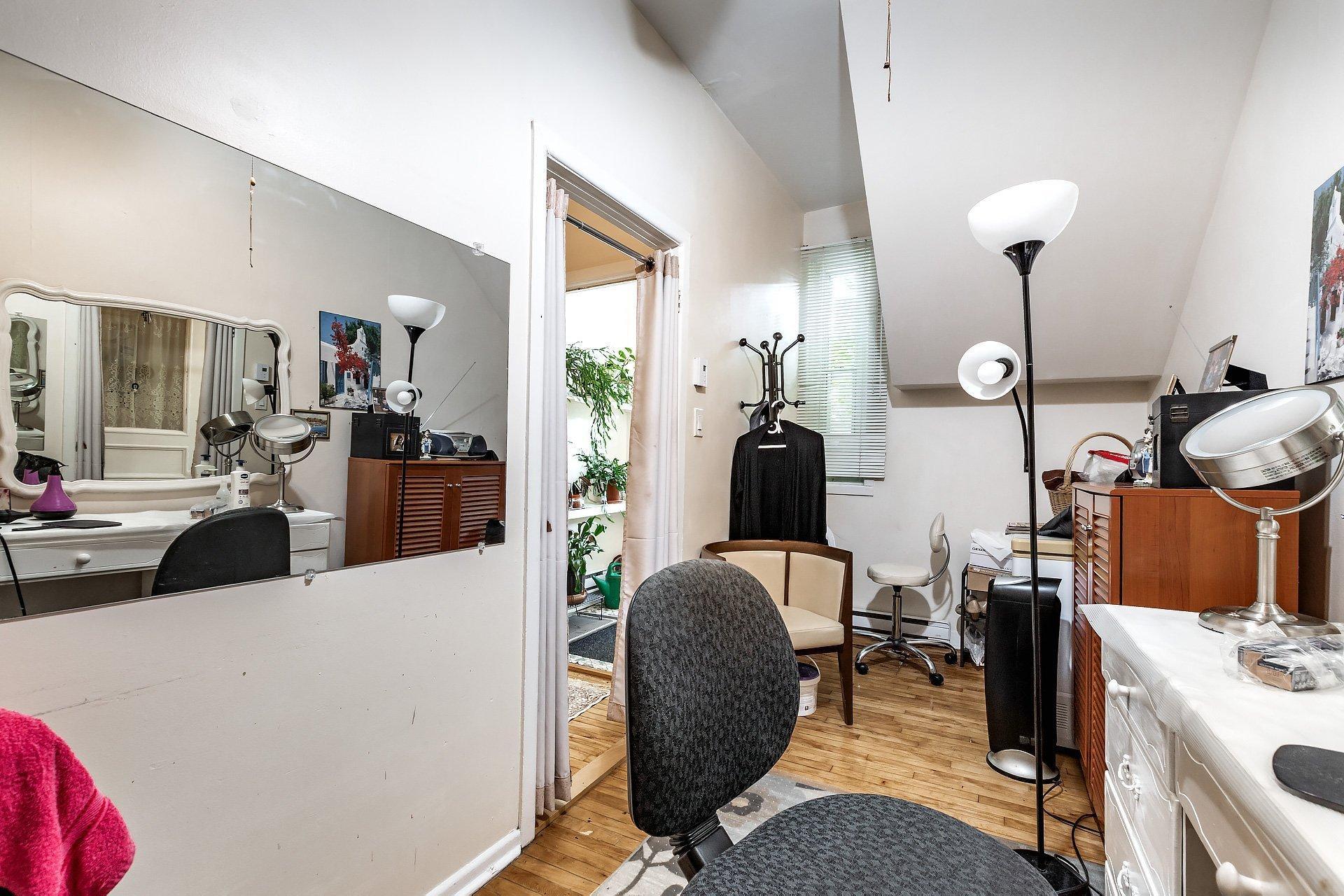 









7457

 - 7461


Av. De L'Épée

,
Montréal (Villeray/Saint-Michel/Parc-Extension),




QC
H3N2E4

