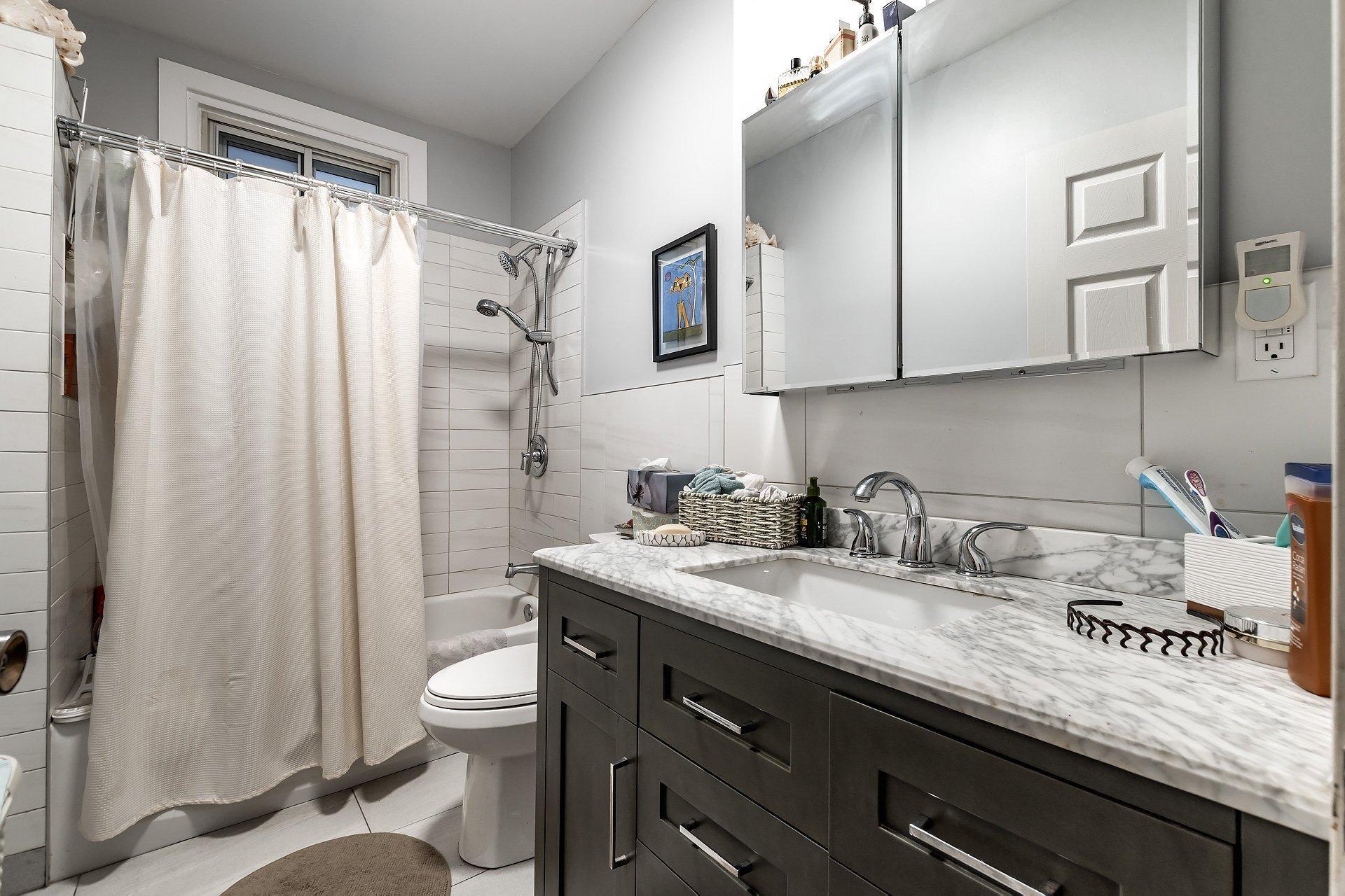 









7457

 - 7461


Av. De L'Épée

,
Montréal (Villeray/Saint-Michel/Parc-Extension),




QC
H3N2E4

