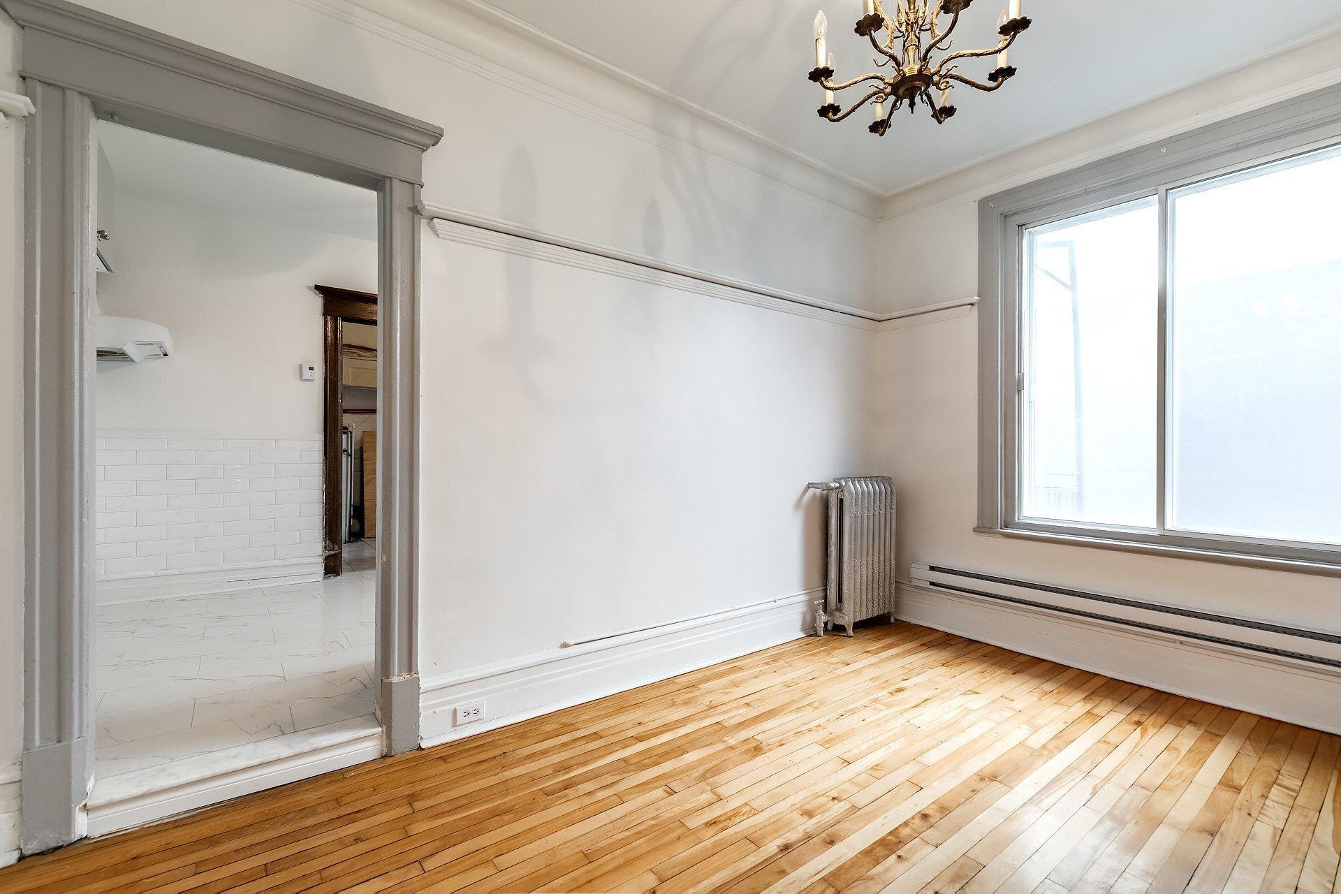 









7457

 - 7461


Av. De L'Épée

,
Montréal (Villeray/Saint-Michel/Parc-Extension),




QC
H3N2E4

