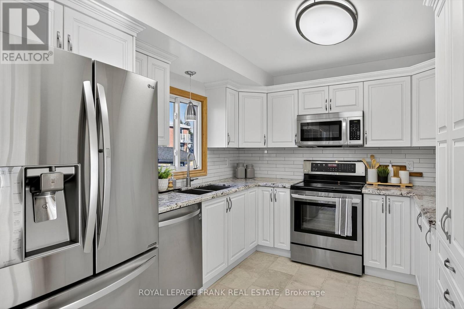 












38 CLEARVIEW COURT

,
Peterborough (Monaghan Ward 2),




Ontario
K9K2A3

