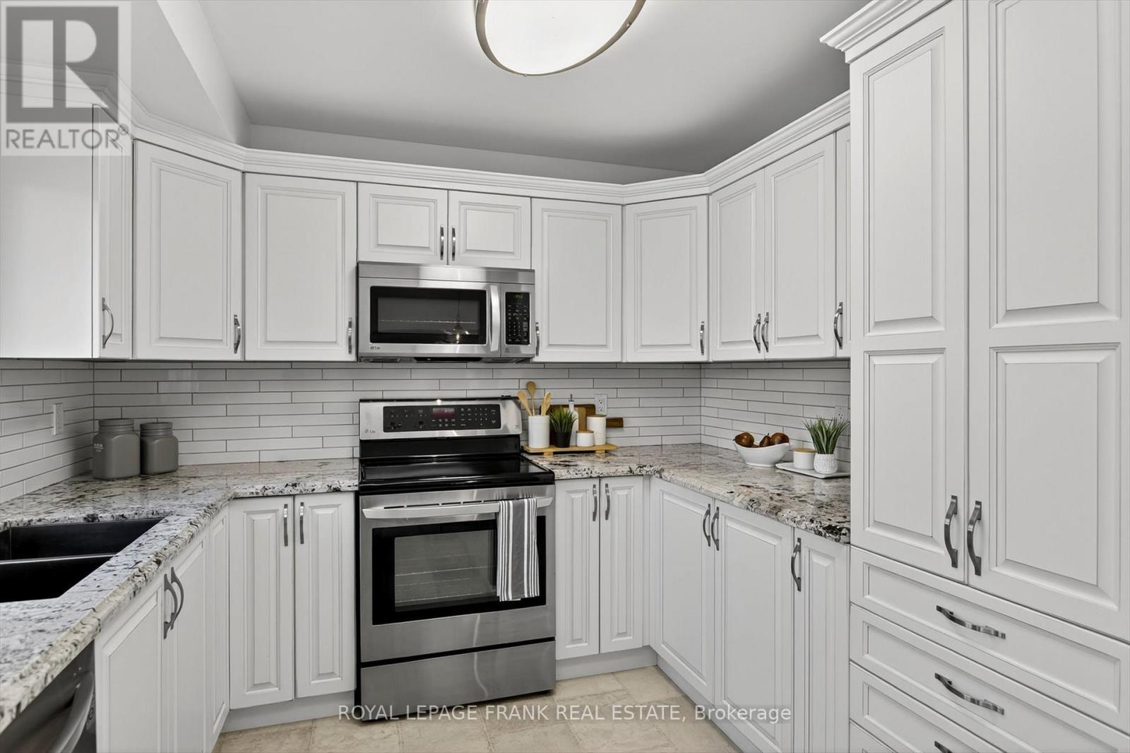 












38 CLEARVIEW COURT

,
Peterborough (Monaghan Ward 2),




Ontario
K9K2A3

