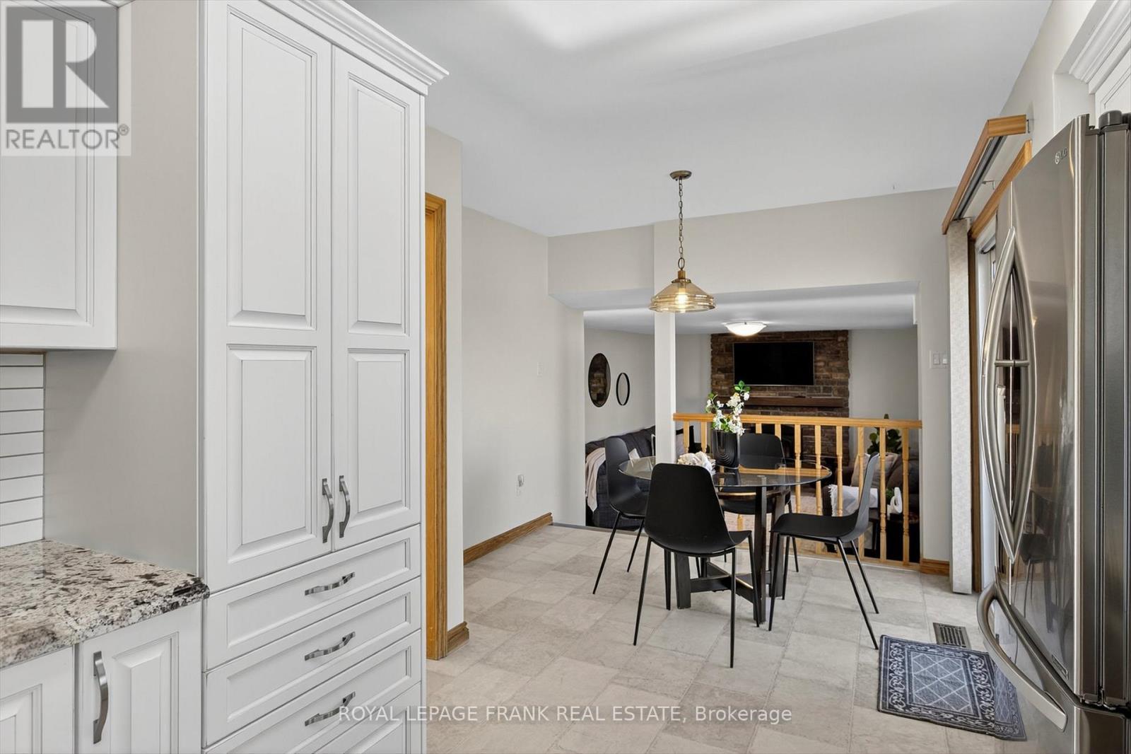 












38 CLEARVIEW COURT

,
Peterborough (Monaghan Ward 2),




Ontario
K9K2A3

