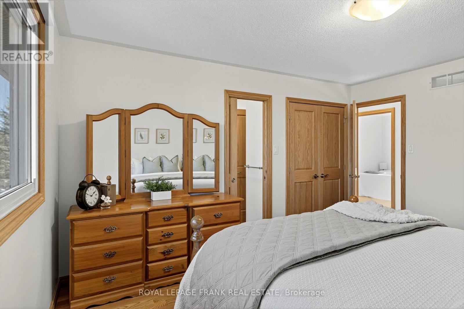 












38 CLEARVIEW COURT

,
Peterborough (Monaghan Ward 2),




Ontario
K9K2A3

