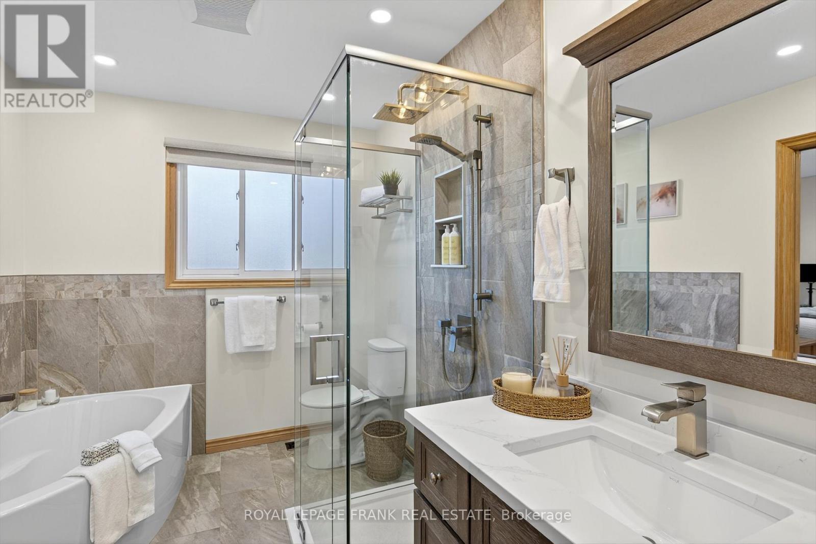 












38 CLEARVIEW COURT

,
Peterborough (Monaghan Ward 2),




Ontario
K9K2A3

