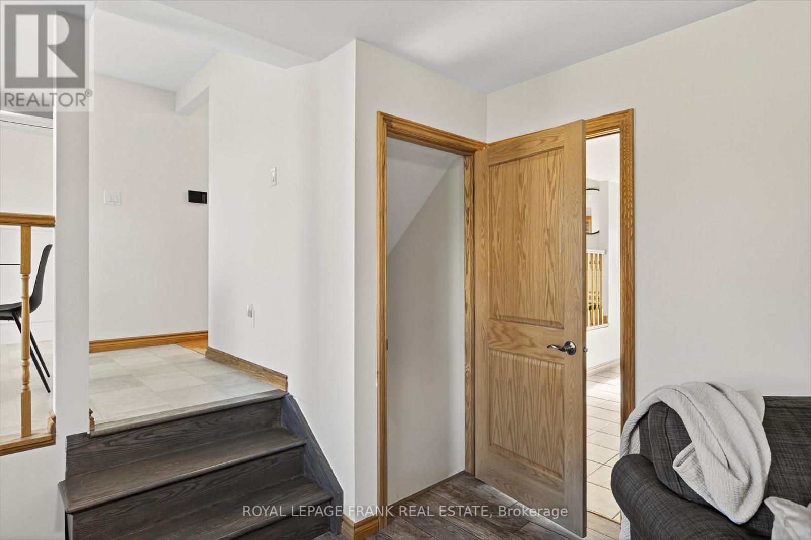 












38 CLEARVIEW COURT

,
Peterborough (Monaghan Ward 2),




Ontario
K9K2A3

