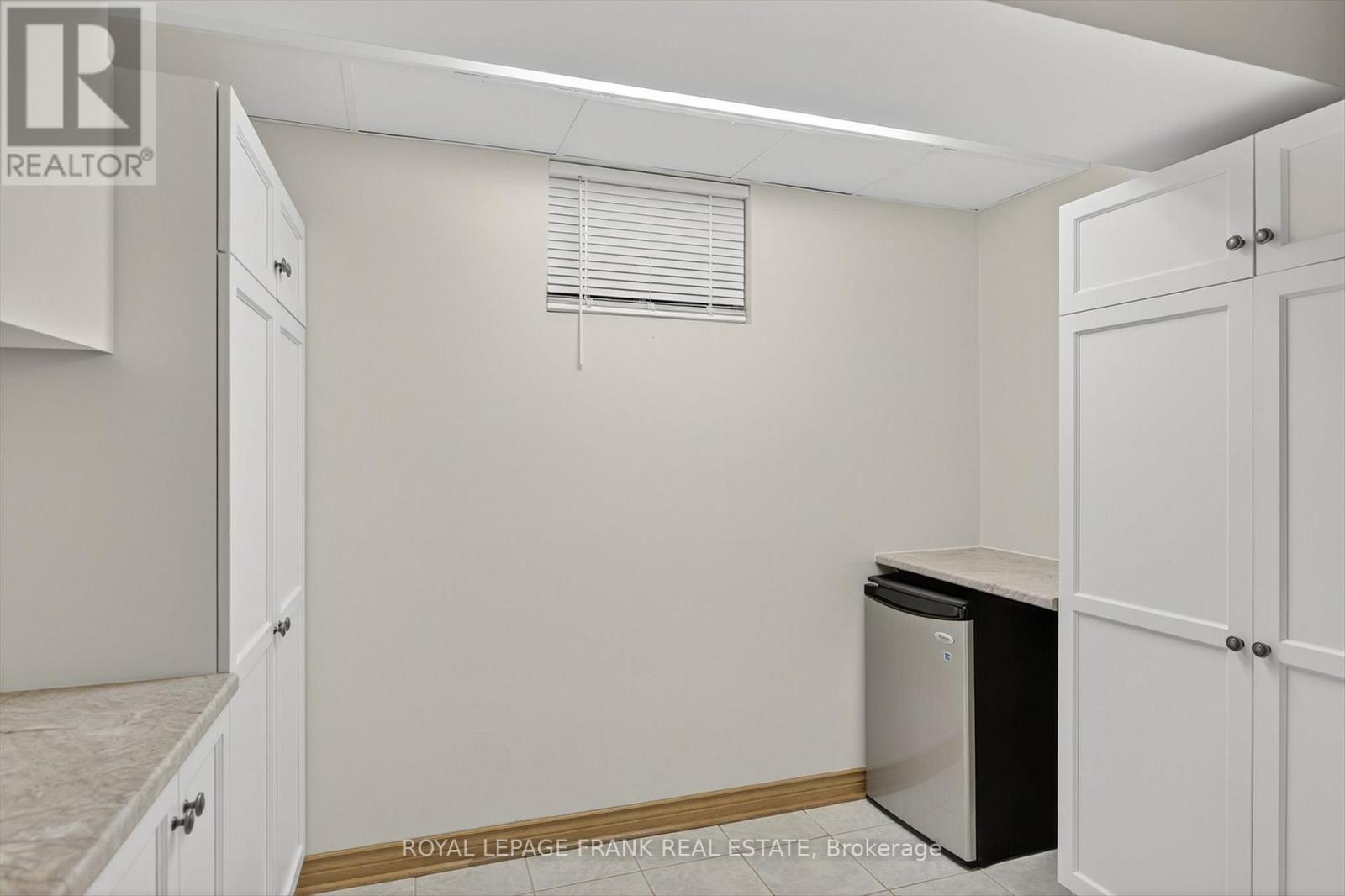 












38 CLEARVIEW COURT

,
Peterborough (Monaghan Ward 2),




Ontario
K9K2A3

