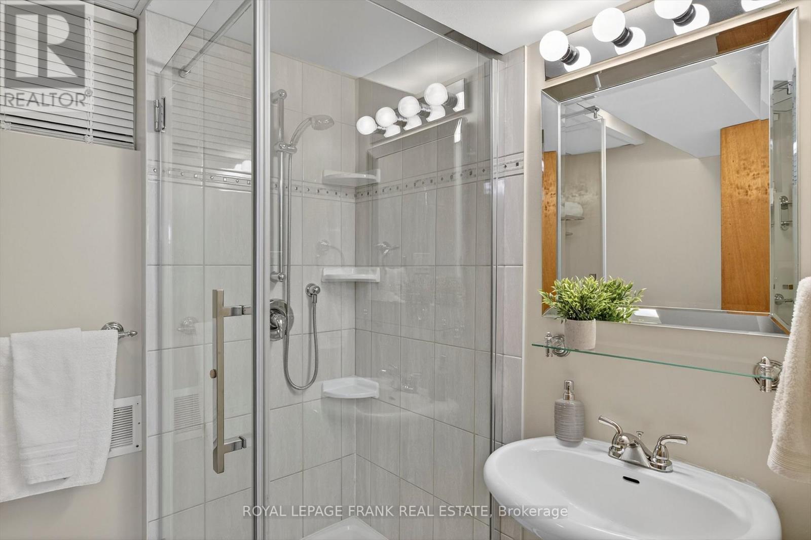 












38 CLEARVIEW COURT

,
Peterborough (Monaghan Ward 2),




Ontario
K9K2A3

