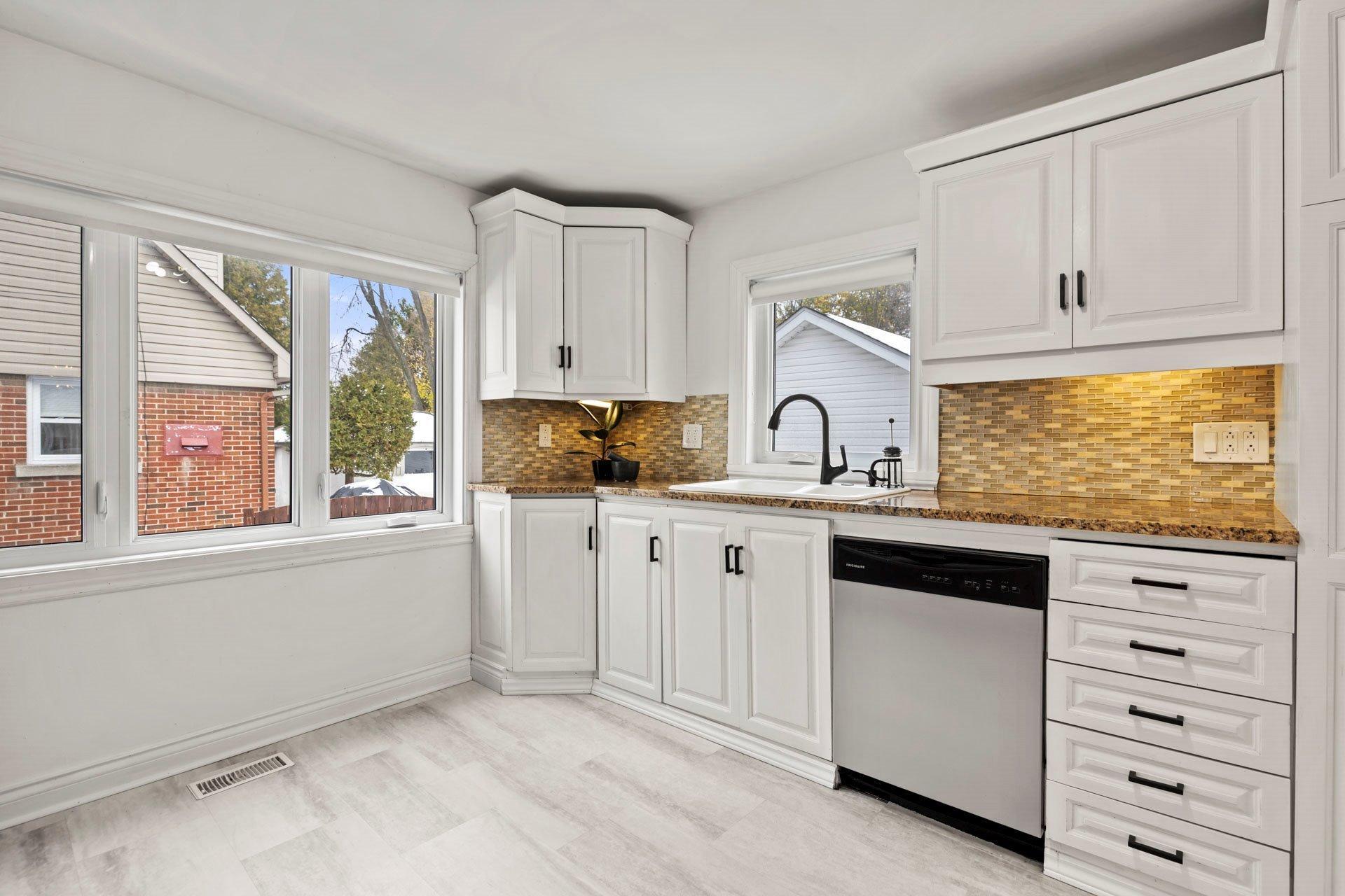 









85


Av. Parkdale

,
Pointe-Claire,




QC
H9R3Y6

